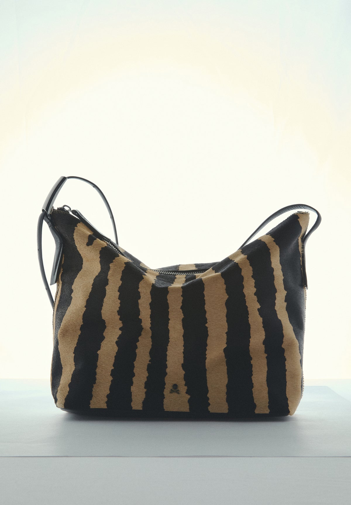 BOLSA DE OMBRO EM PELE COM PORMENOR NA ALÇA