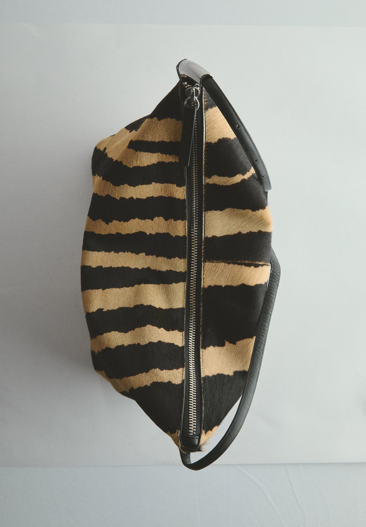 BOLSA DE OMBRO EM PELE COM PORMENOR NA ALÇA