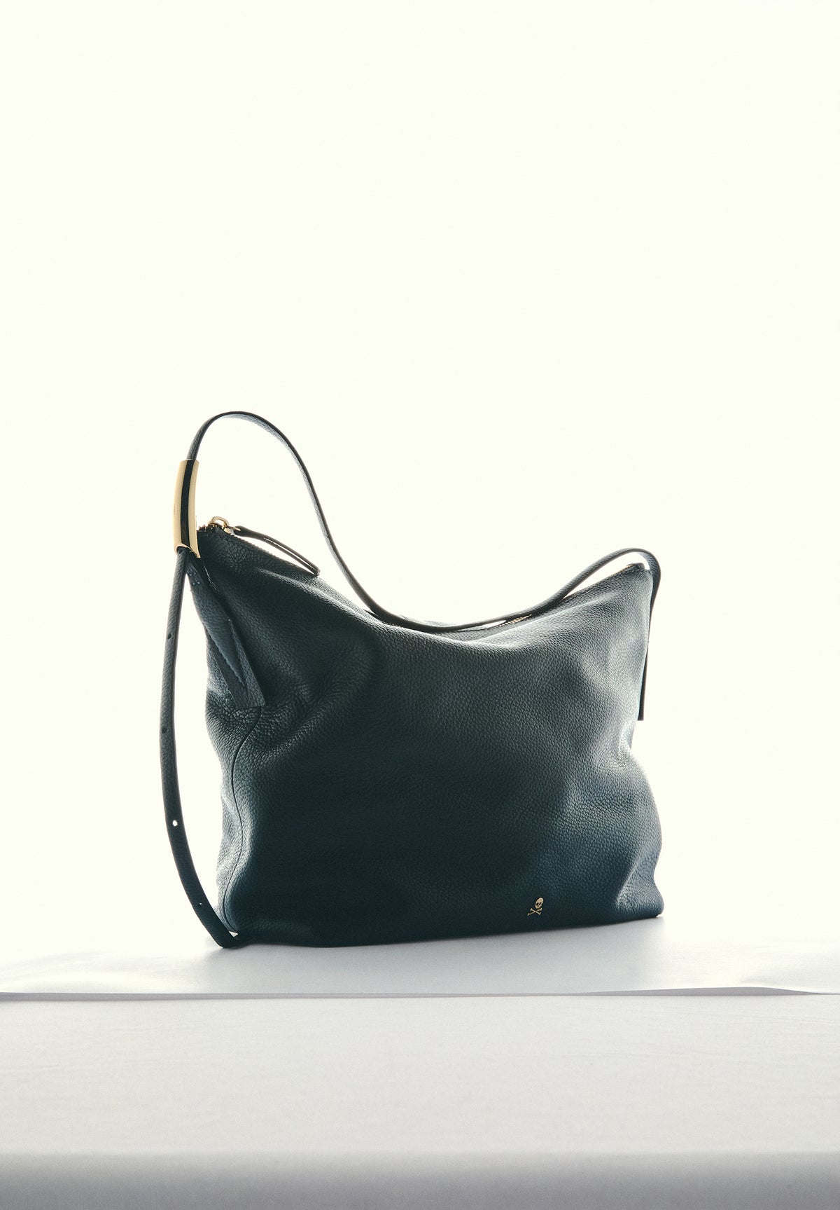 BOLSA DE OMBRO EM PELE COM PORMENOR NA ALÇA