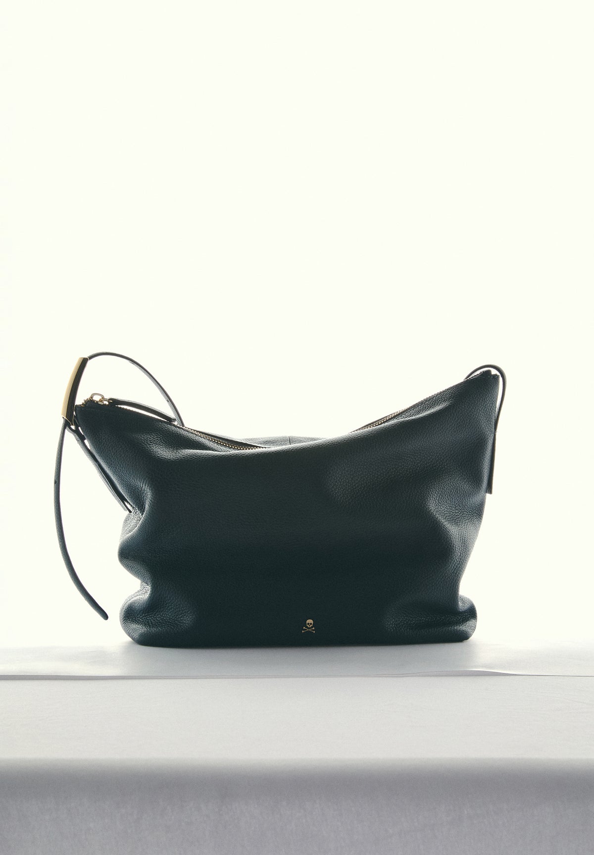BOLSA DE OMBRO EM PELE COM PORMENOR NA ALÇA