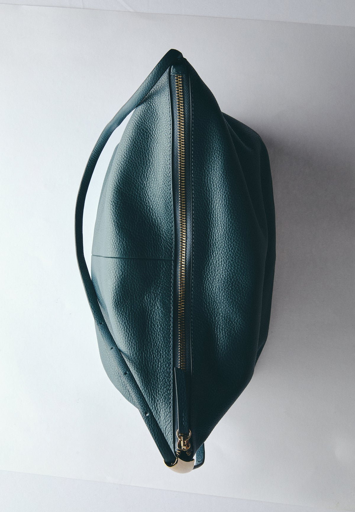 BOLSA DE OMBRO EM PELE COM PORMENOR NA ALÇA