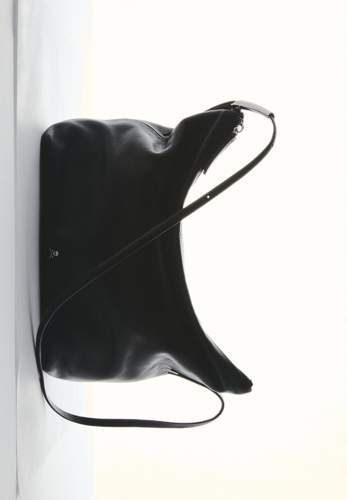 BOLSA DE OMBRO EM PELE COM PORMENOR NA ALÇA