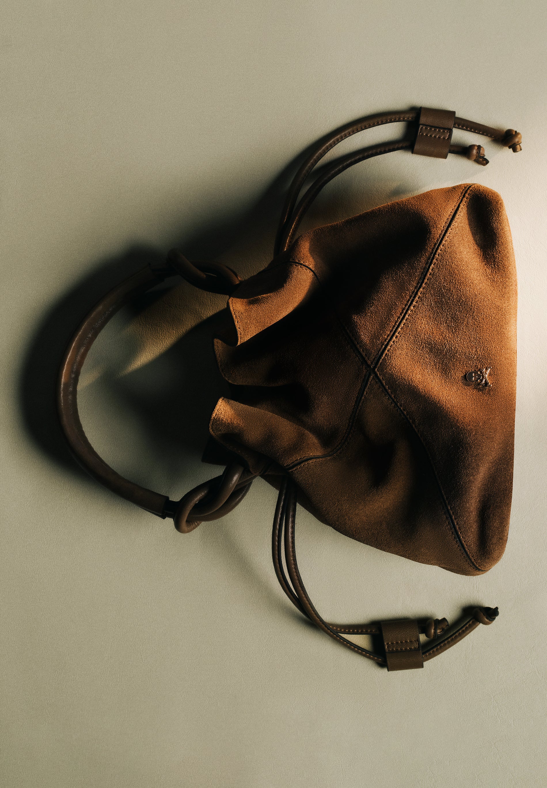 BOLSA BUCKET BAG EM PELE