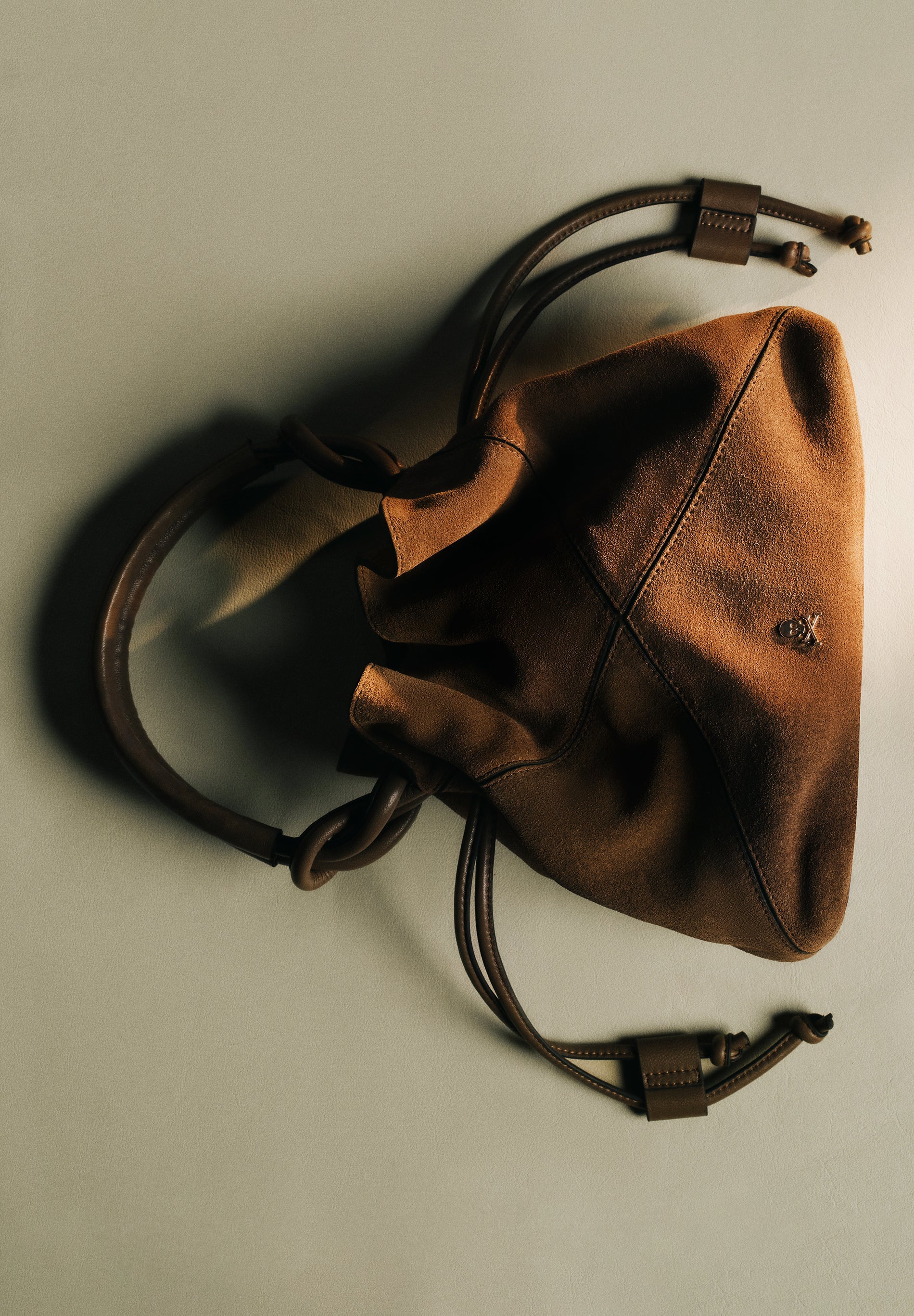 BOLSA BUCKET BAG EM PELE