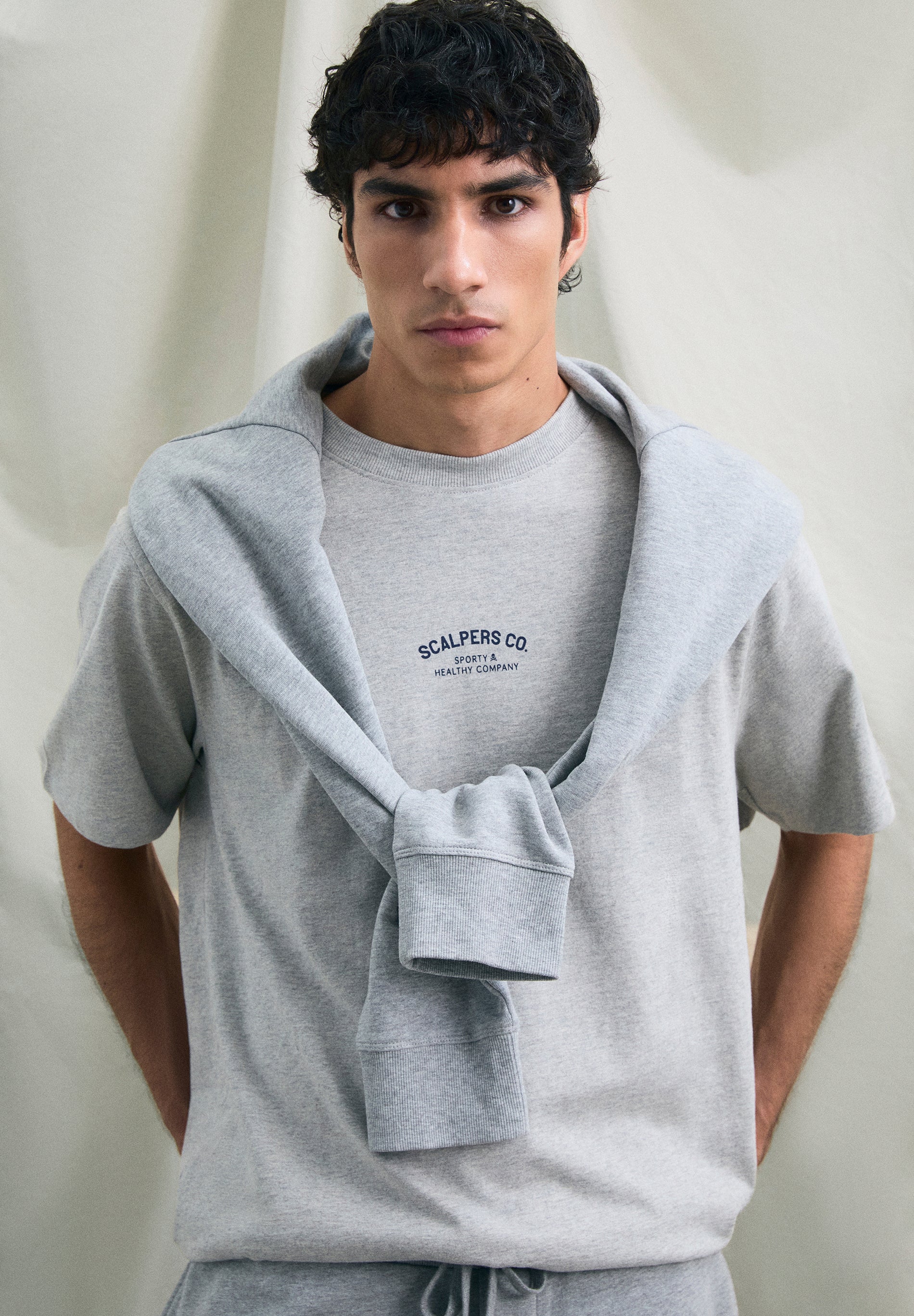 T-SHIRT COM PADRÃO E LOGÓTIPO EM CONTRASTE