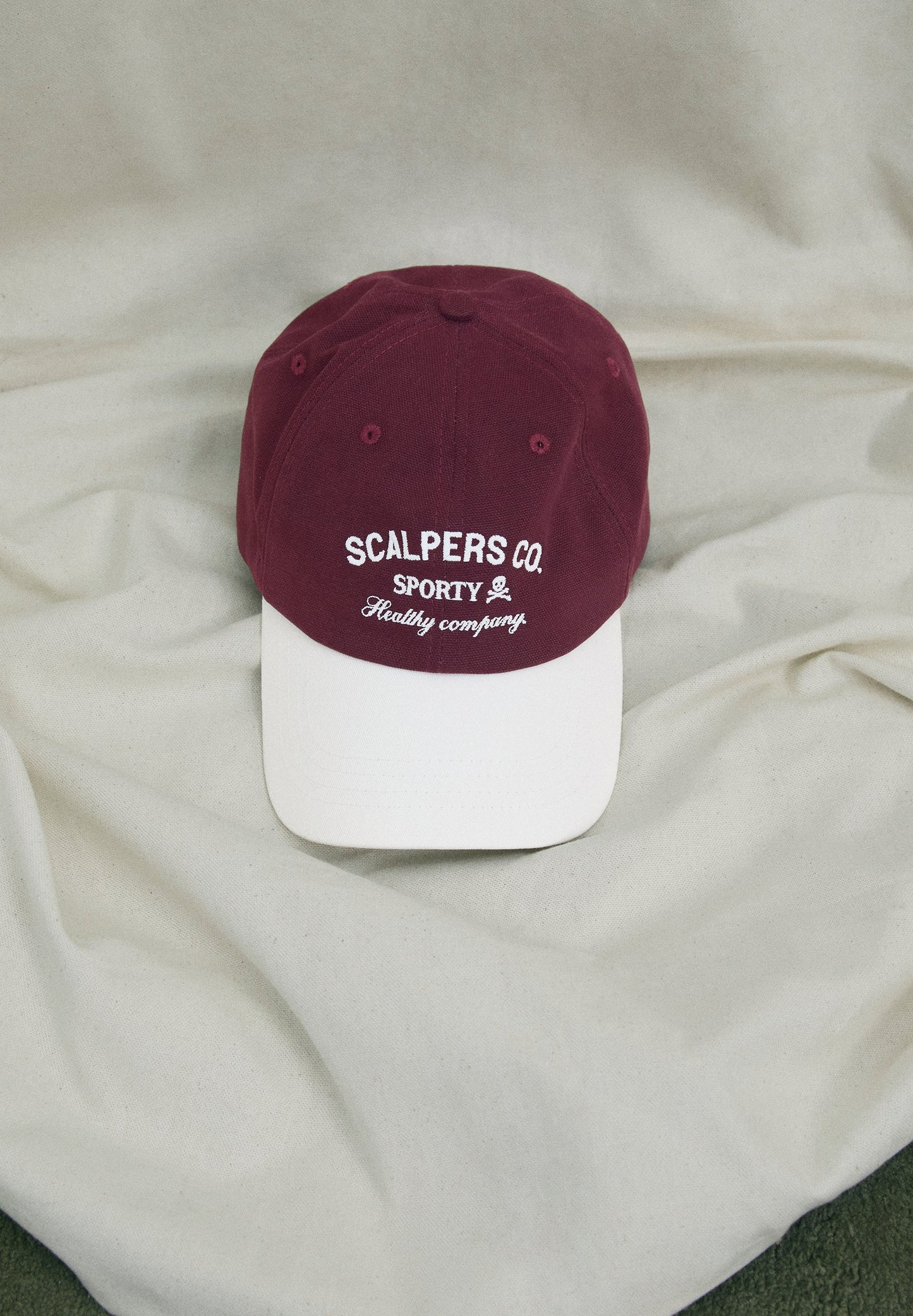 BONÉ COM LOGÓTIPO EM CONTRASTE