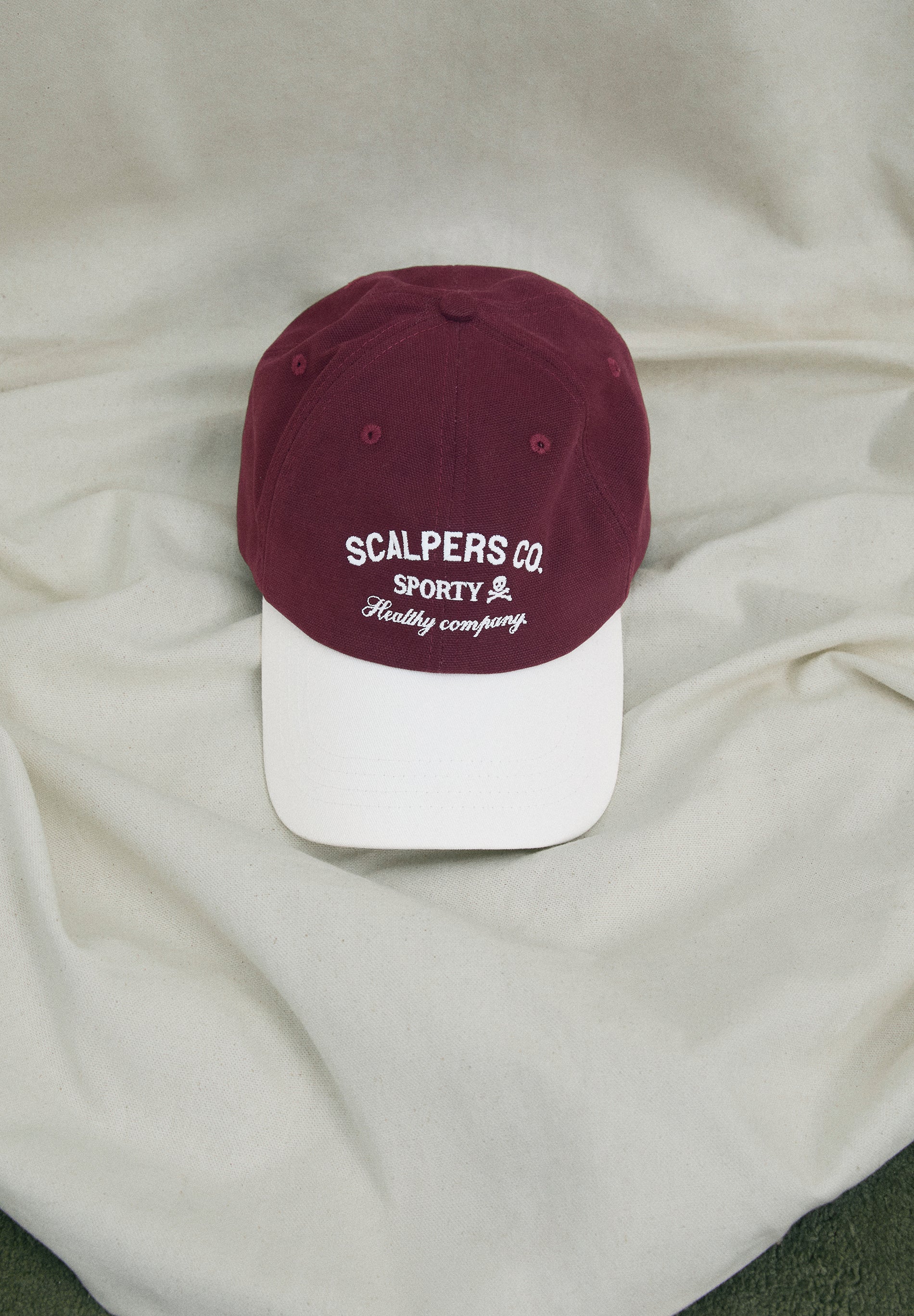 BONÉ COM LOGÓTIPO EM CONTRASTE