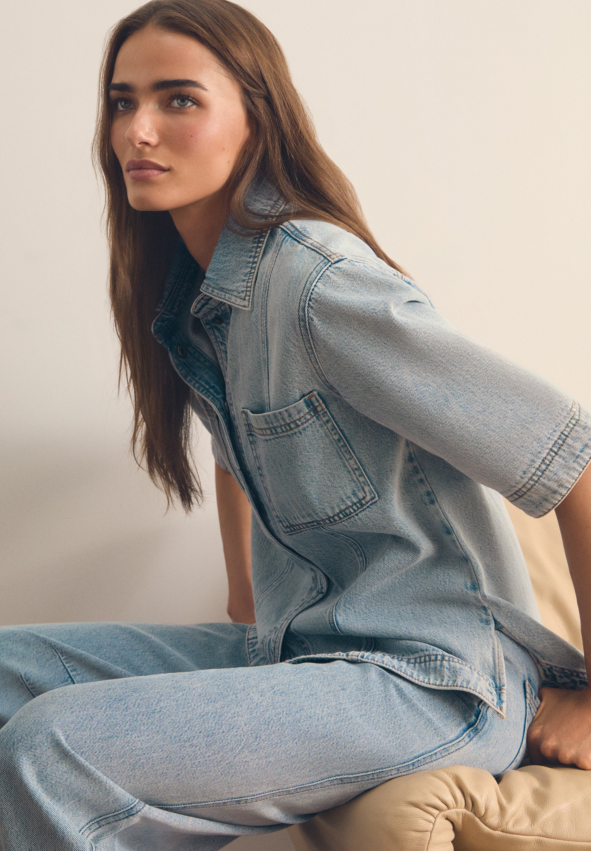 CAMISA DENIM COM BOLSOS