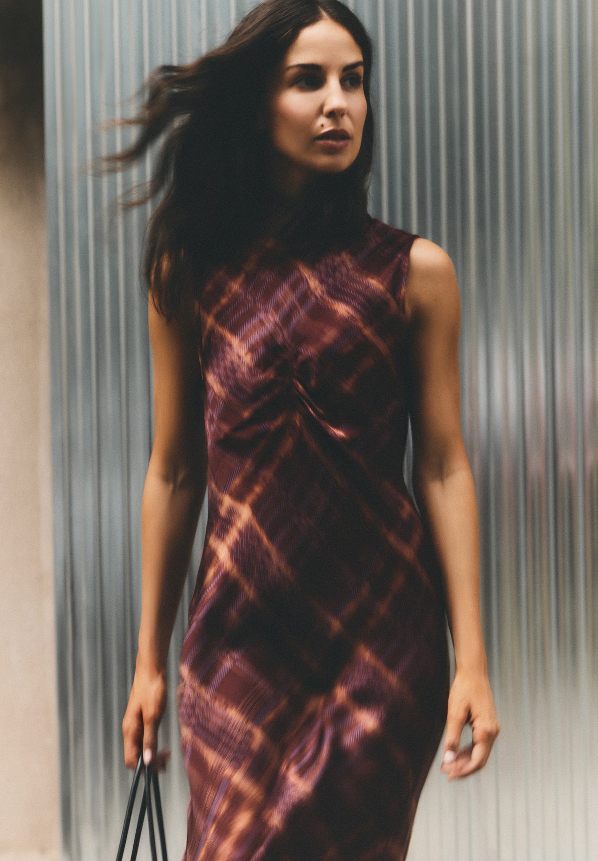 VESTIDO DE GOLA HALTER COM PADRÃO