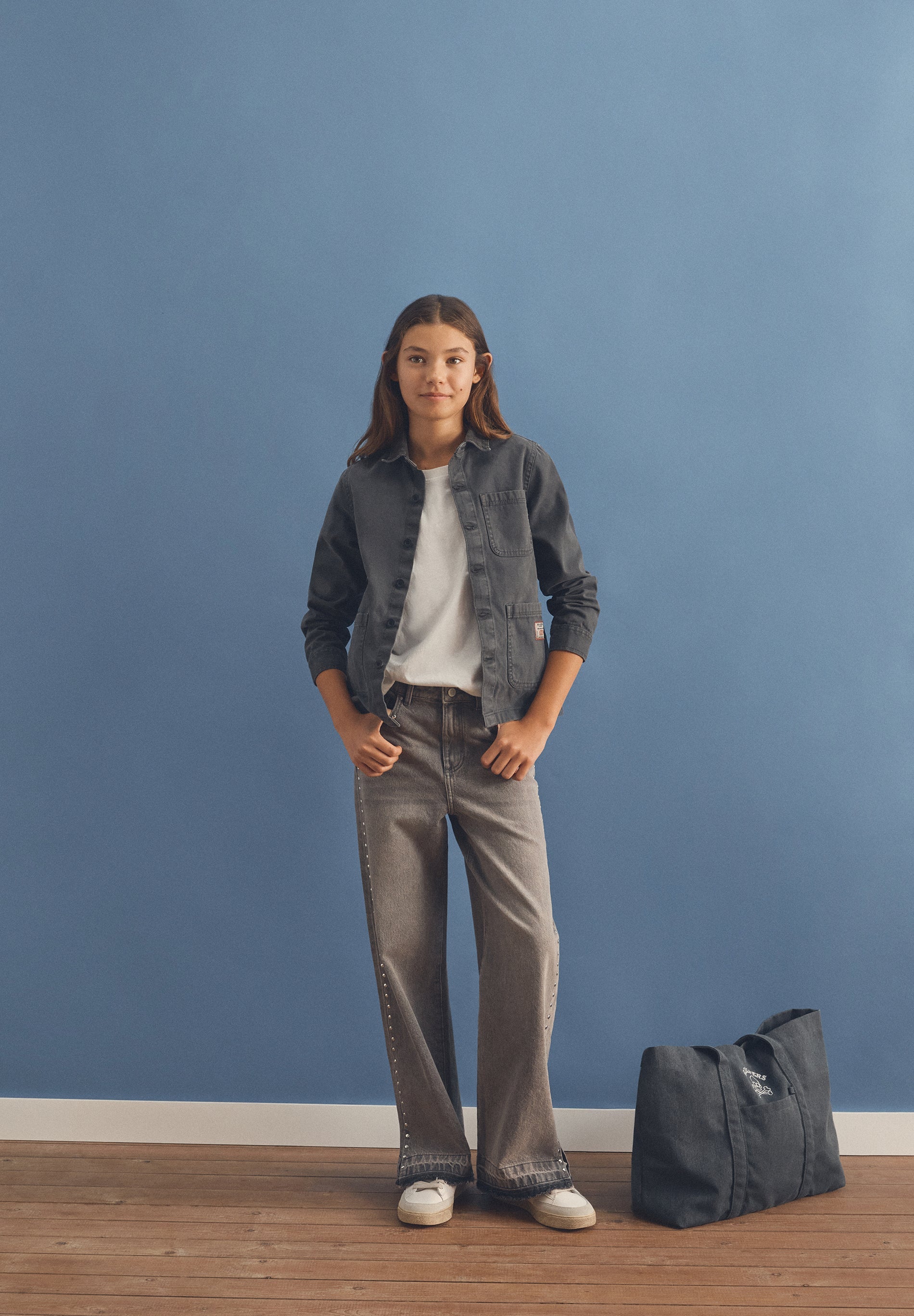 JEANS COM TACHAS E BAINHA DESFIADA