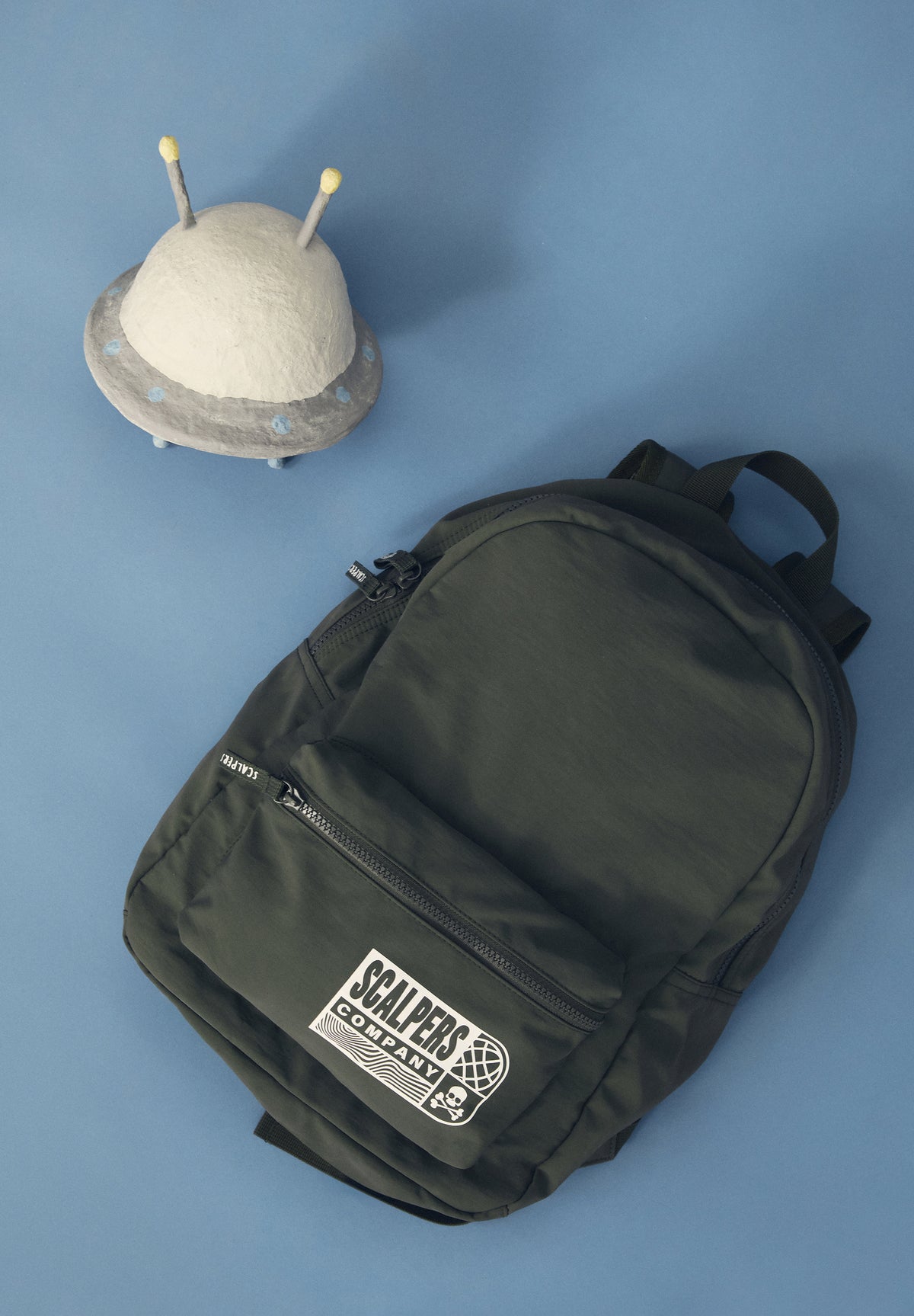 MOCHILA COM LOGÓTIPO EM PADRÃO
