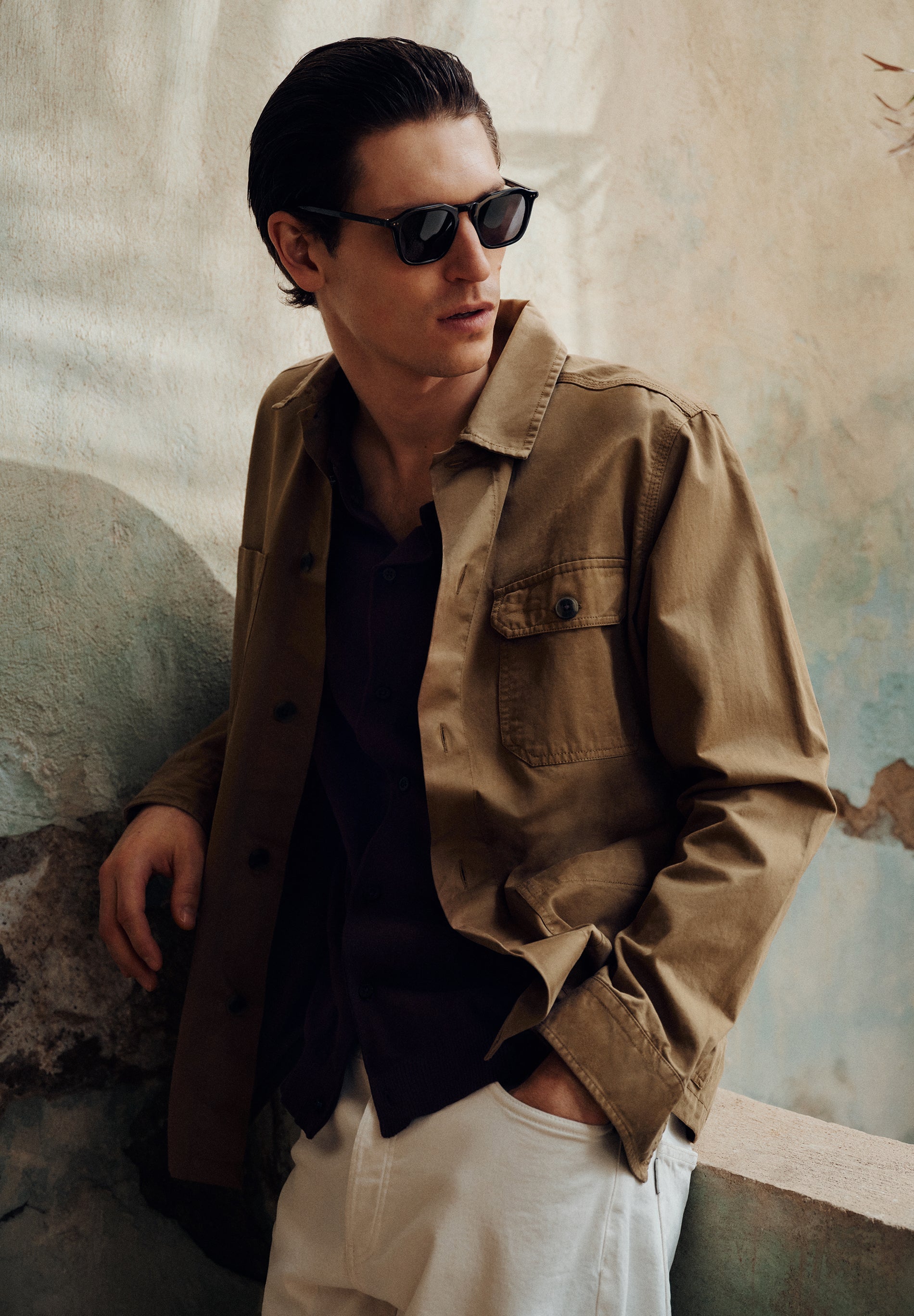 CAMISA COMPRIDA COM BOLSOS ABOTOADA