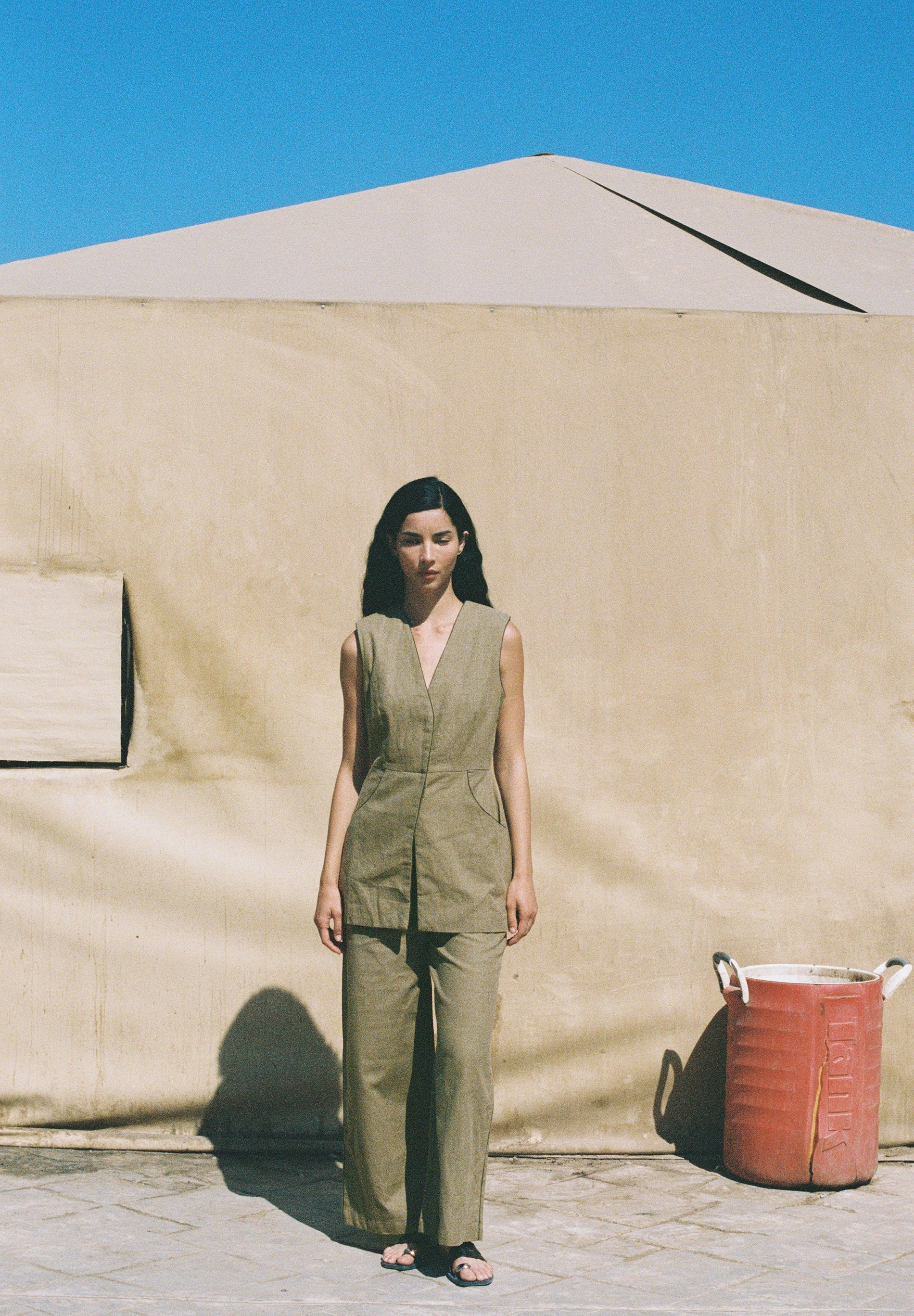 CALÇAS COM BOLSOS EM CONTRASTE