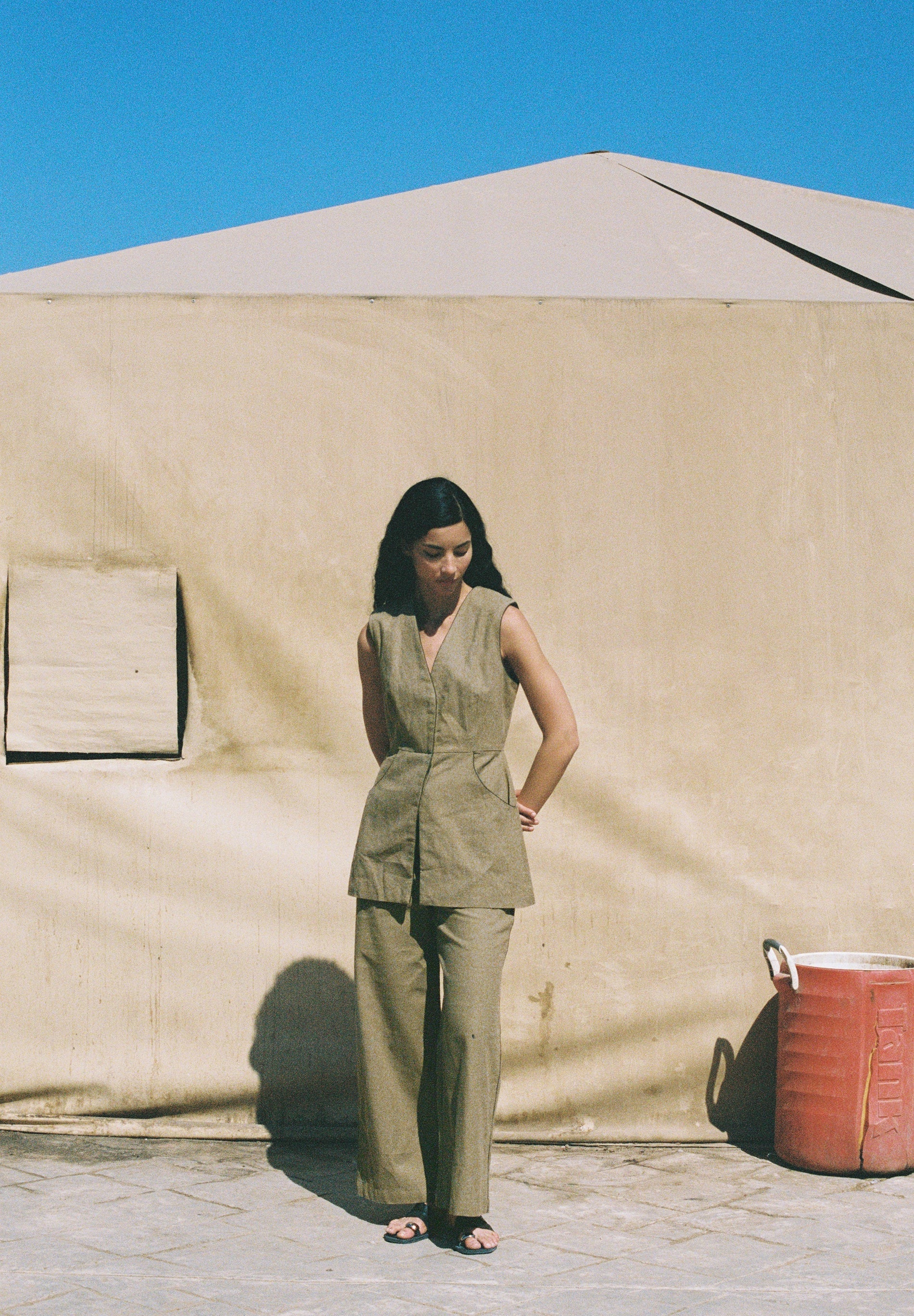 COLETE COM COSTURAS EM CONTRASTE