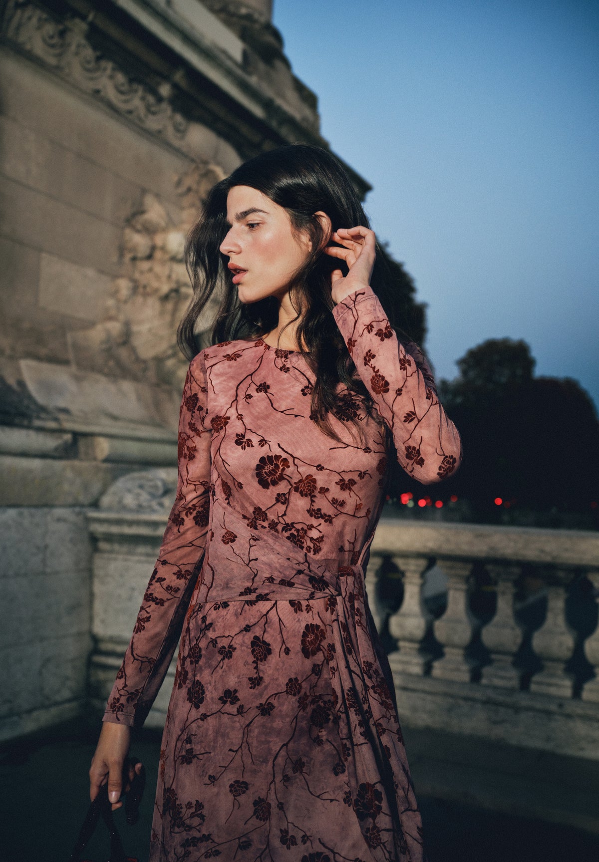 VESTIDO COM PORMENORES FLORAIS