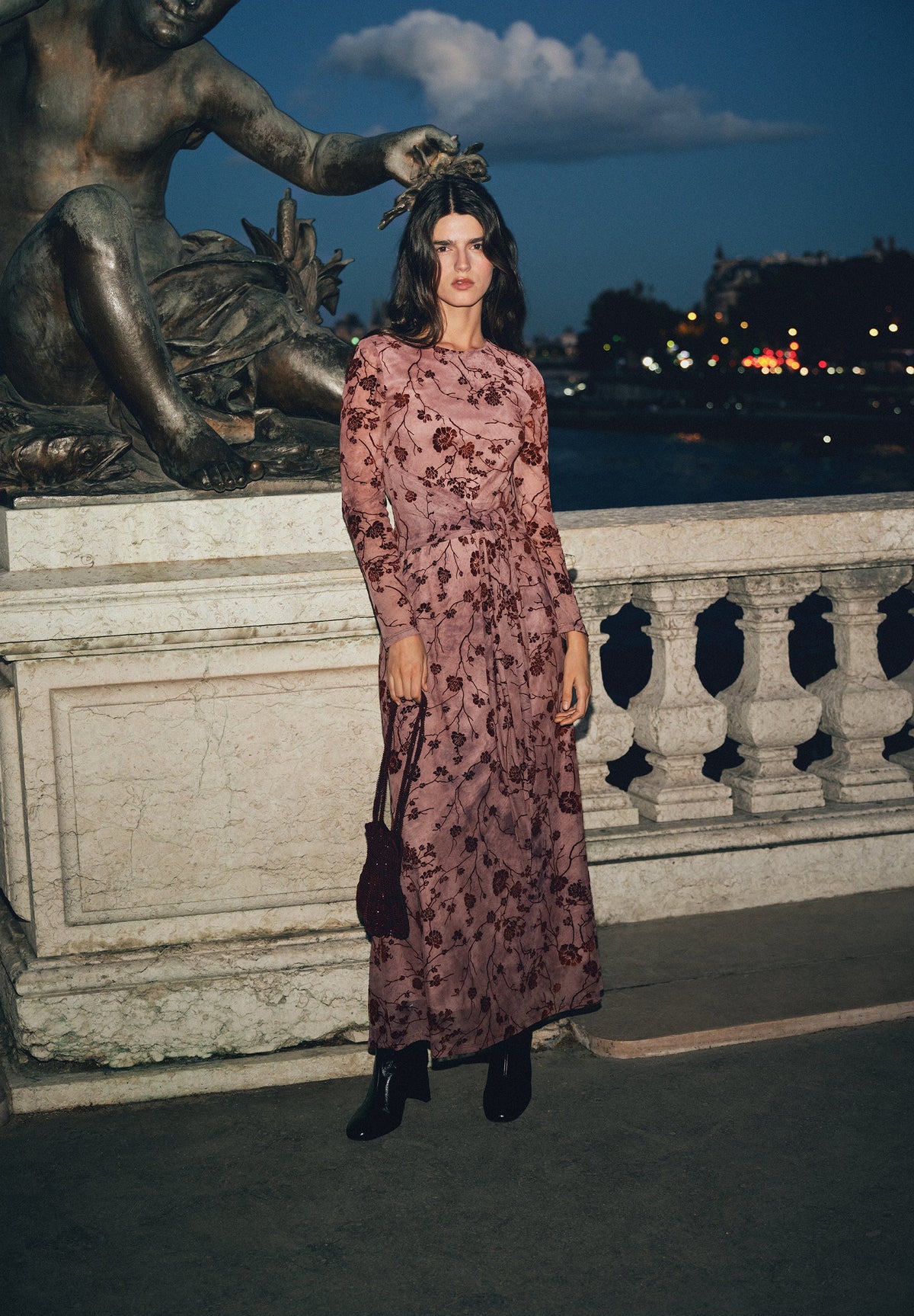 VESTIDO COM PORMENORES FLORAIS
