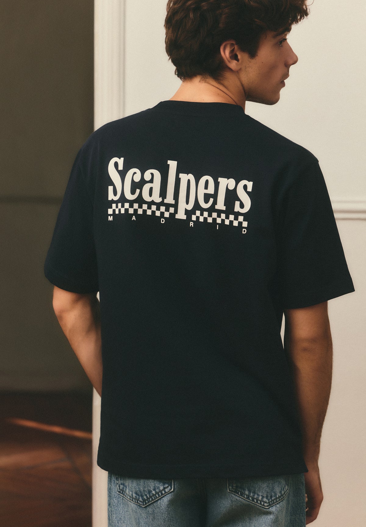 T-SHIRT COM LOGÓTIPO ESTAMPADO ATRÁS