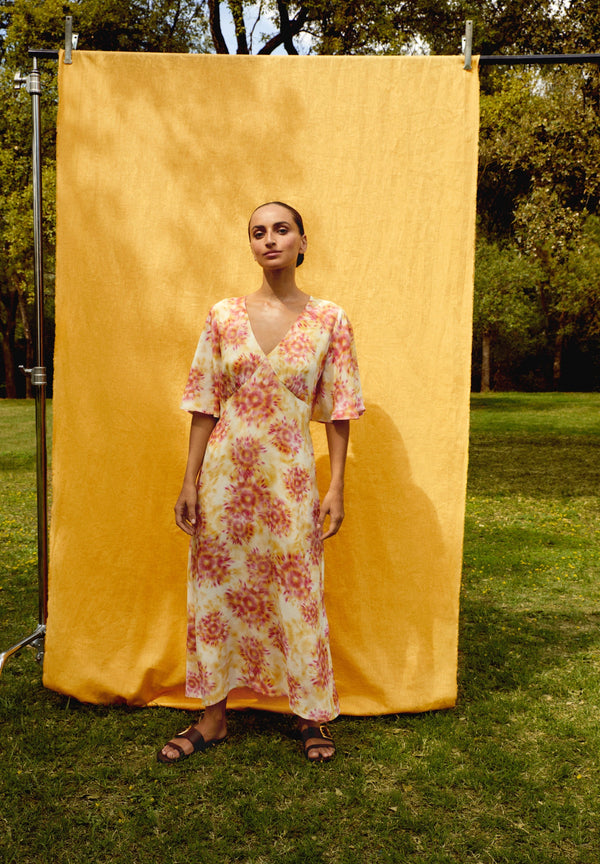 VESTIDO ACETINADO COM PORMENOR ATRÁS
