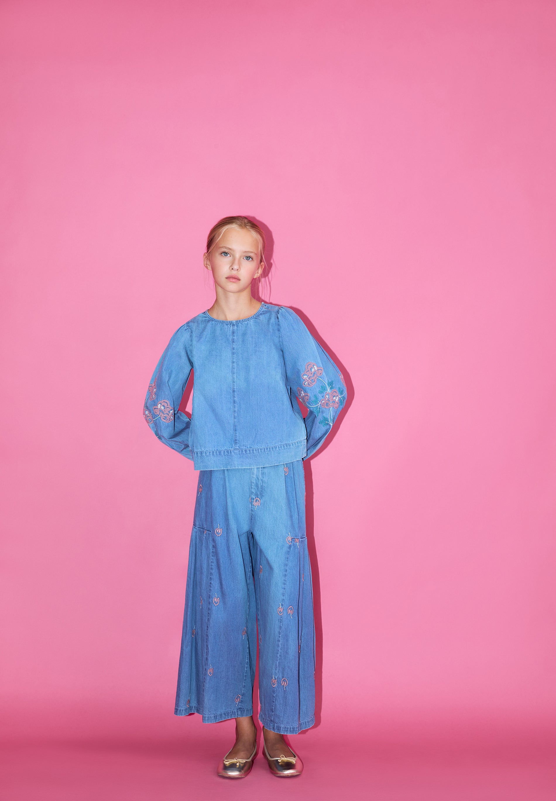 CALÇAS DENIM COM FLORES BORDADAS