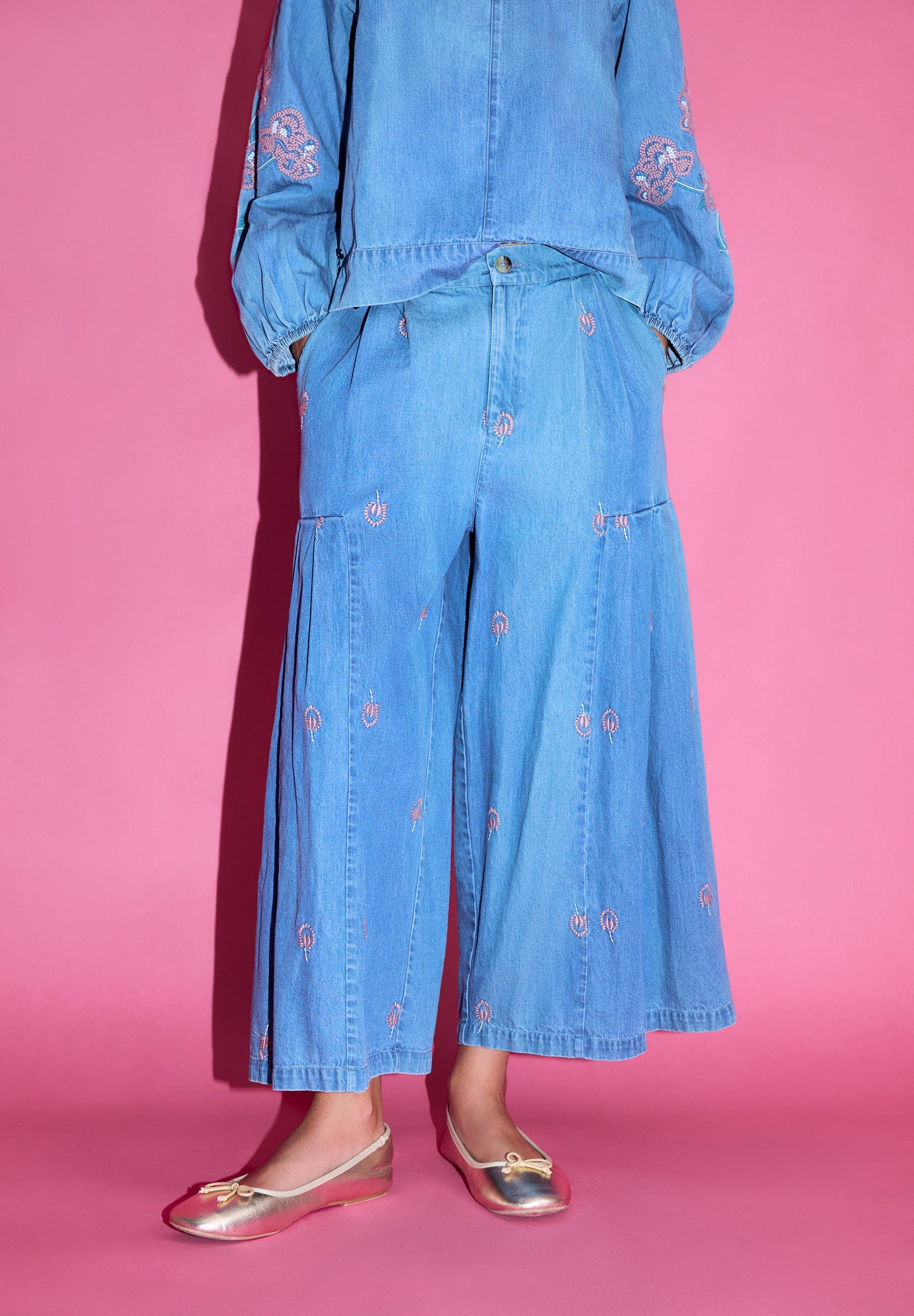 CALÇAS DENIM COM FLORES BORDADAS