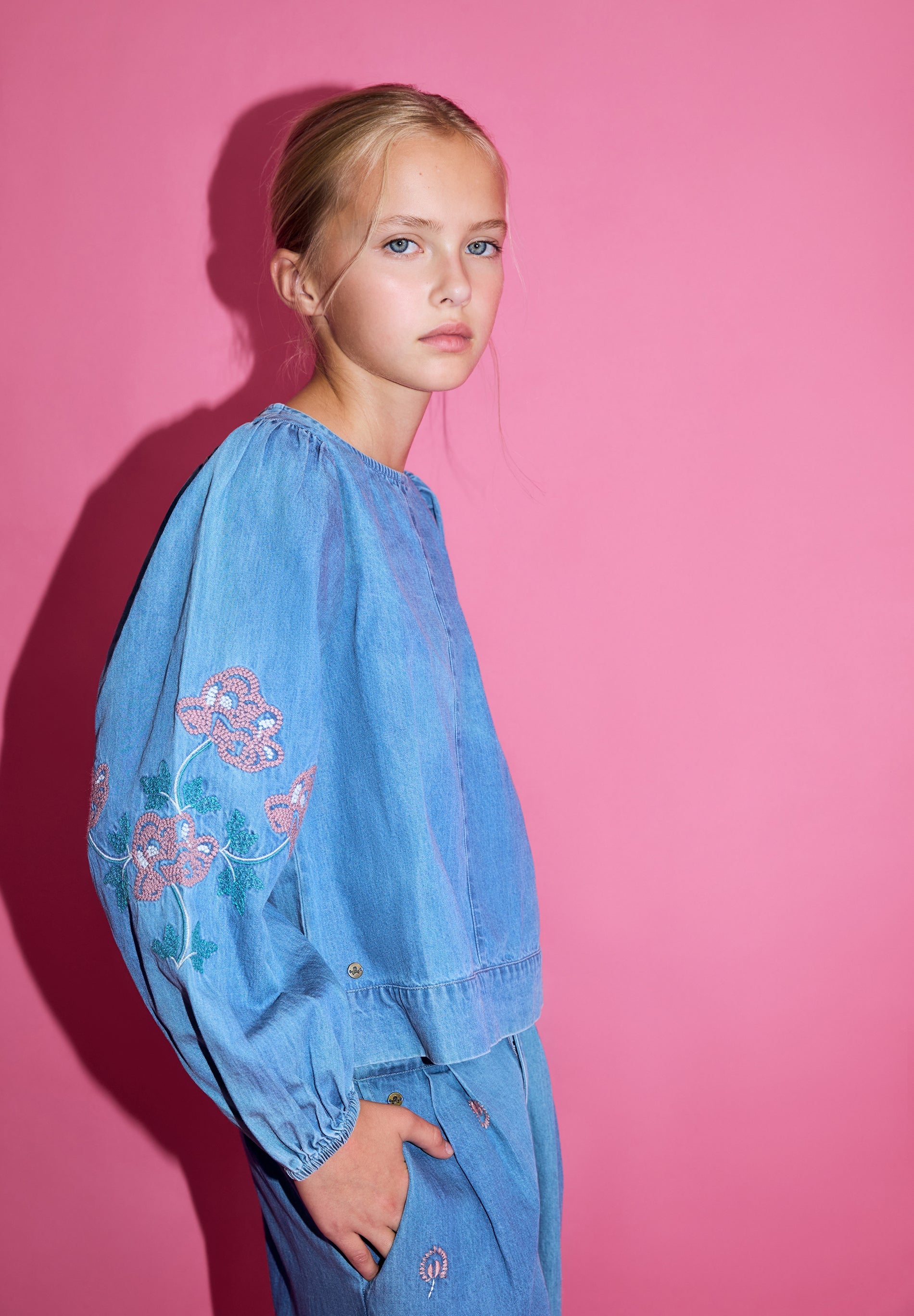 BLUSA DENIM COM FLORES