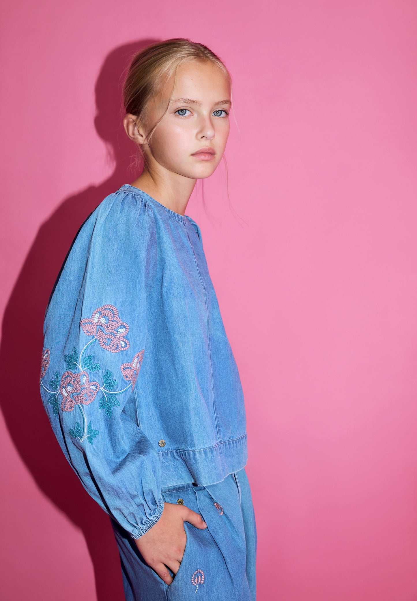 BLUSA DENIM COM FLORES