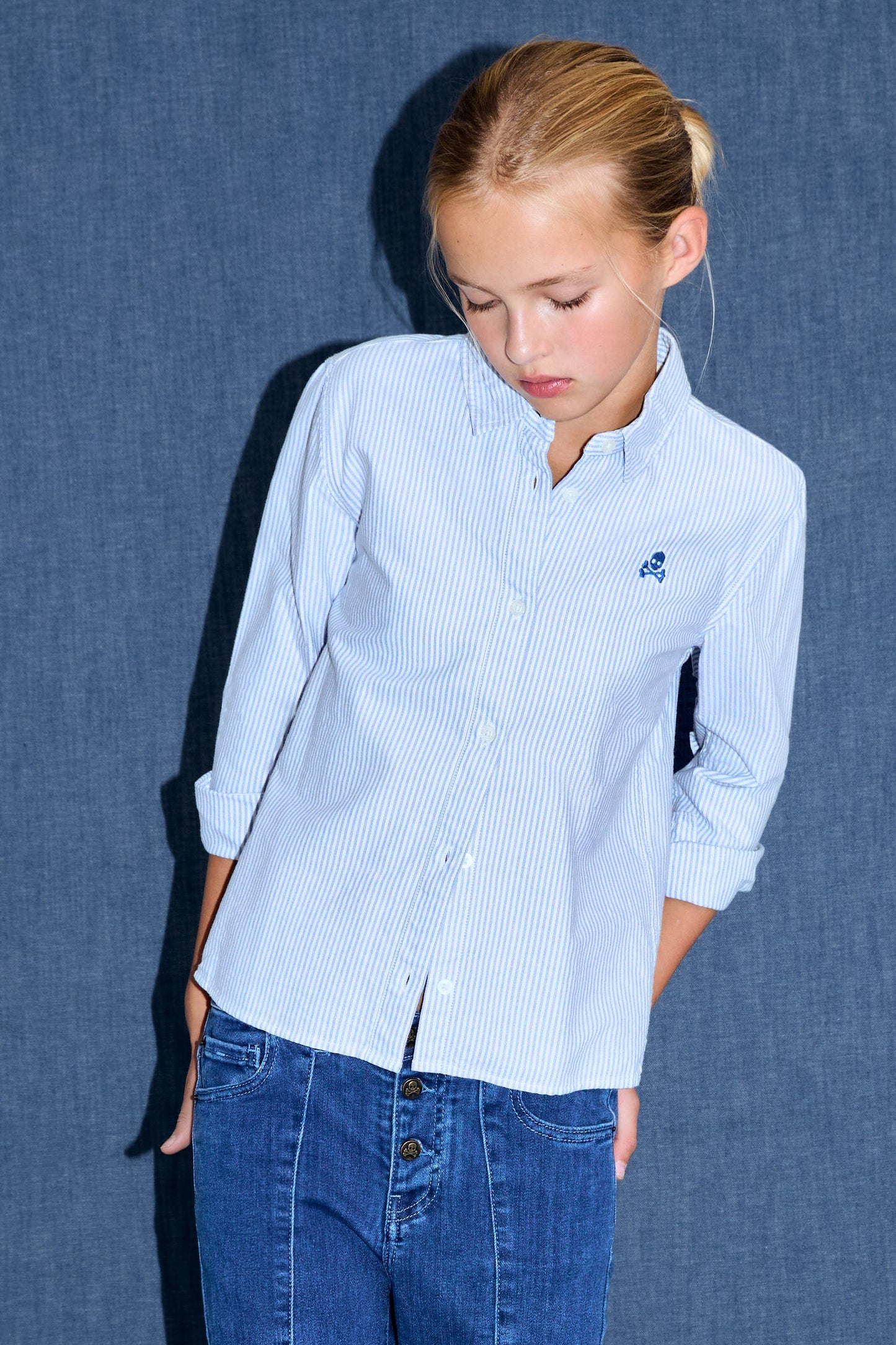 CAMISA DE RISCAS COM LOGO A CONTRASTAR