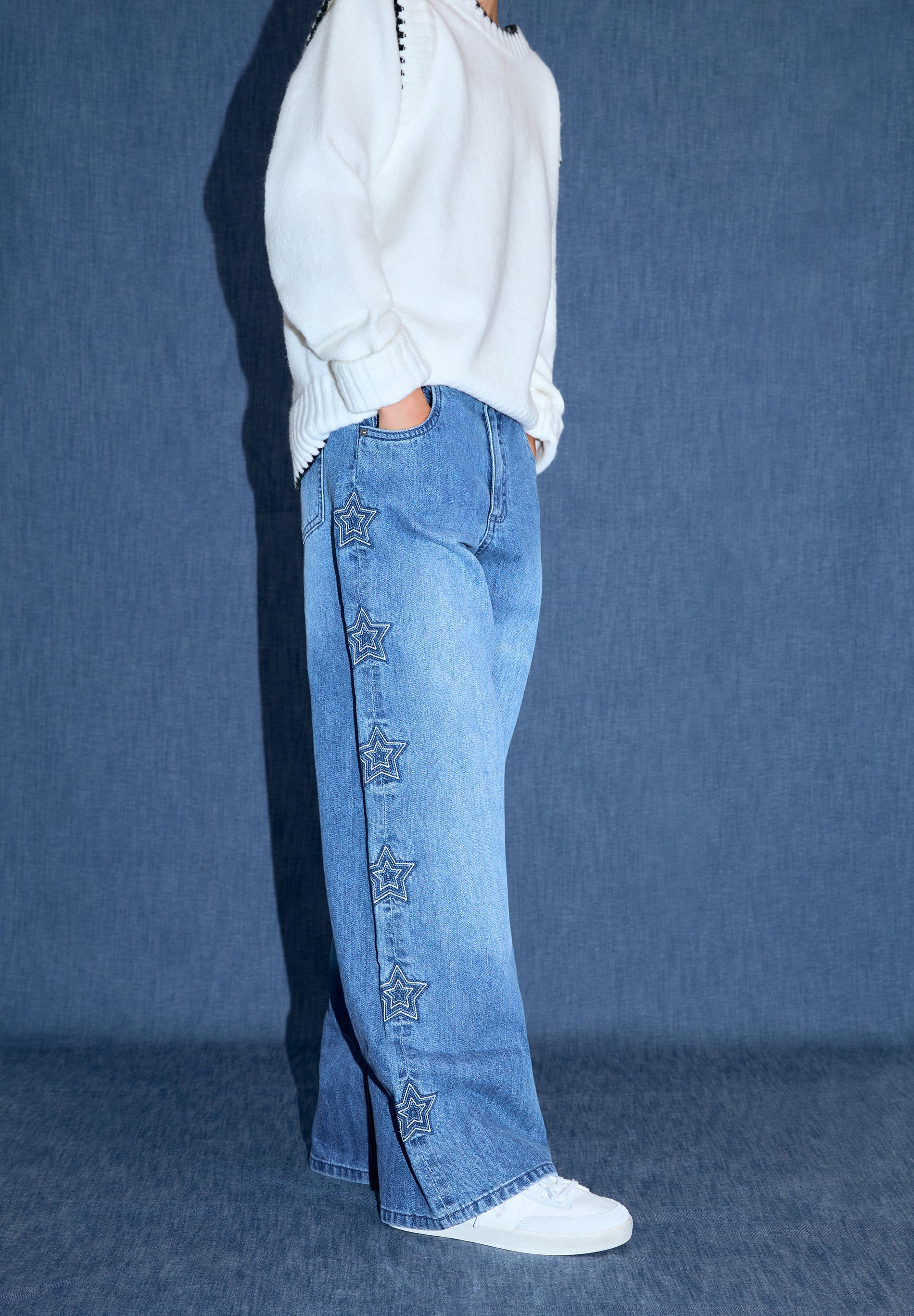 CALÇAS WIDE LEG COM ESTRELAS BORDADAS