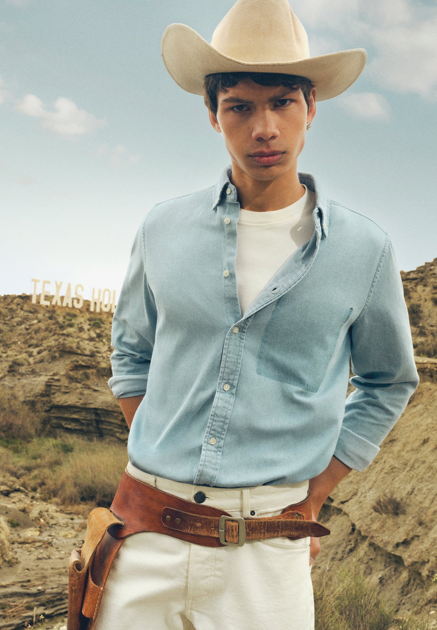 CAMISA DENIM COM BOLSO DE REMENDO