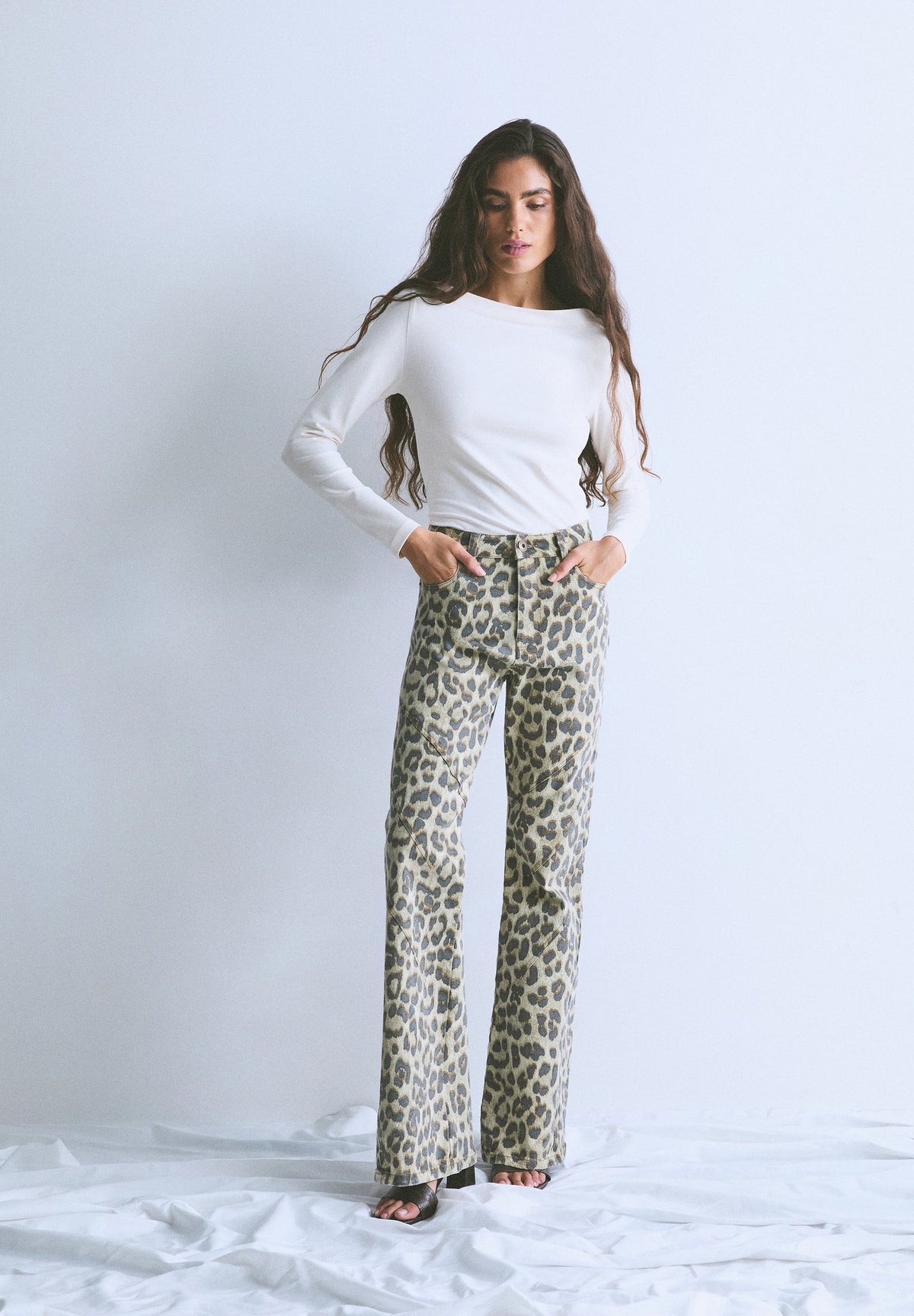 JEANS BOOTCUT COM ESTAMPADO ANIMAL