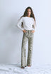 JEANS BOOTCUT COM ESTAMPADO ANIMAL