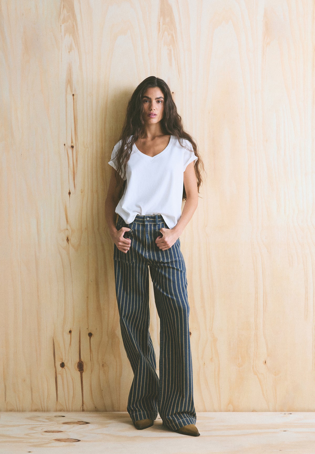 CALÇAS DENIM ÀS RISCAS