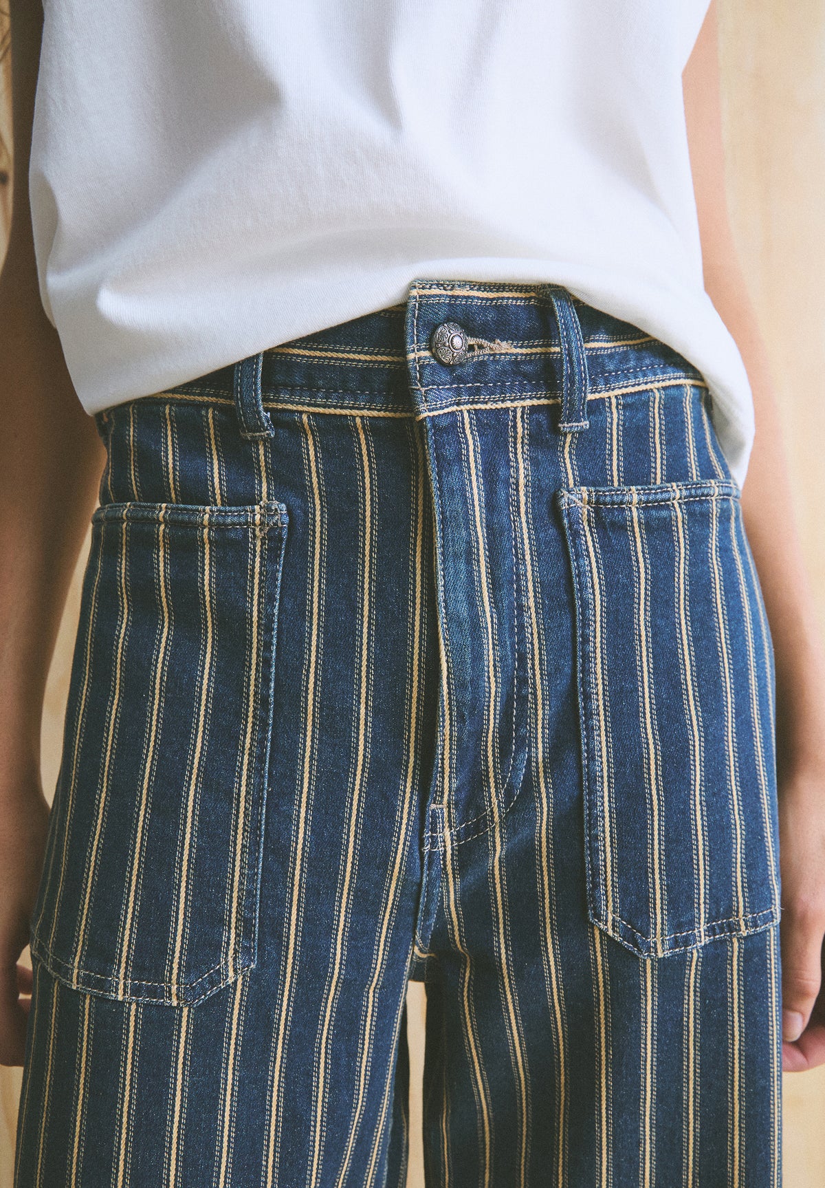 CALÇAS DENIM ÀS RISCAS