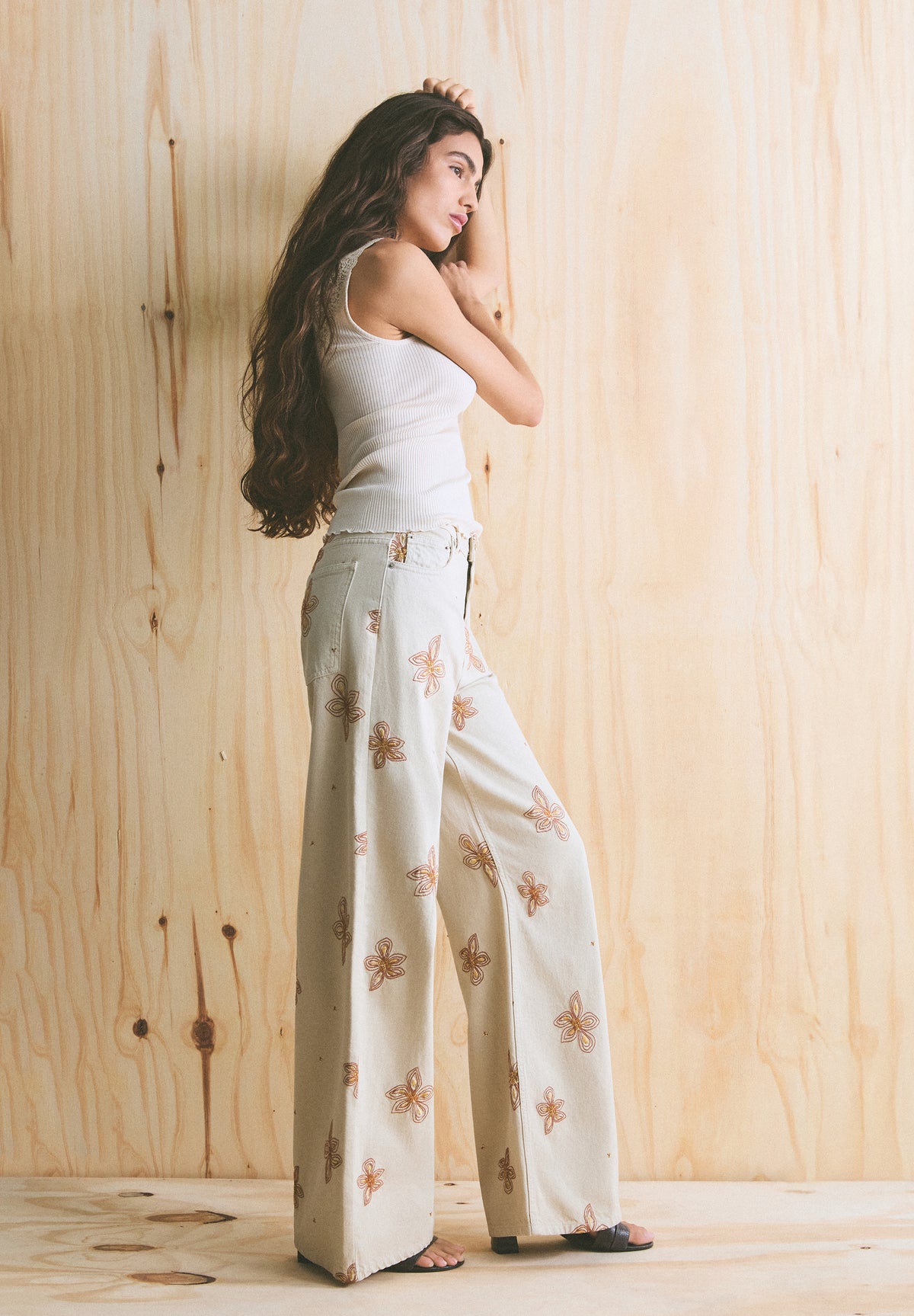JEANS COM BORDADOS FLORAIS