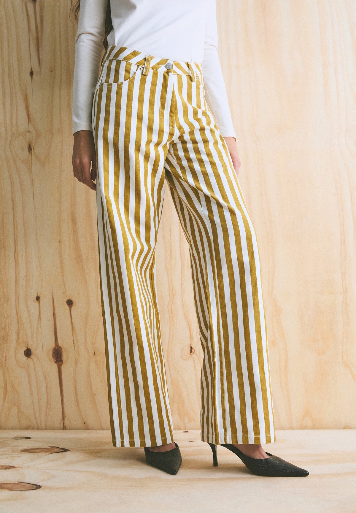 CALÇAS DENIM ÀS RISCAS