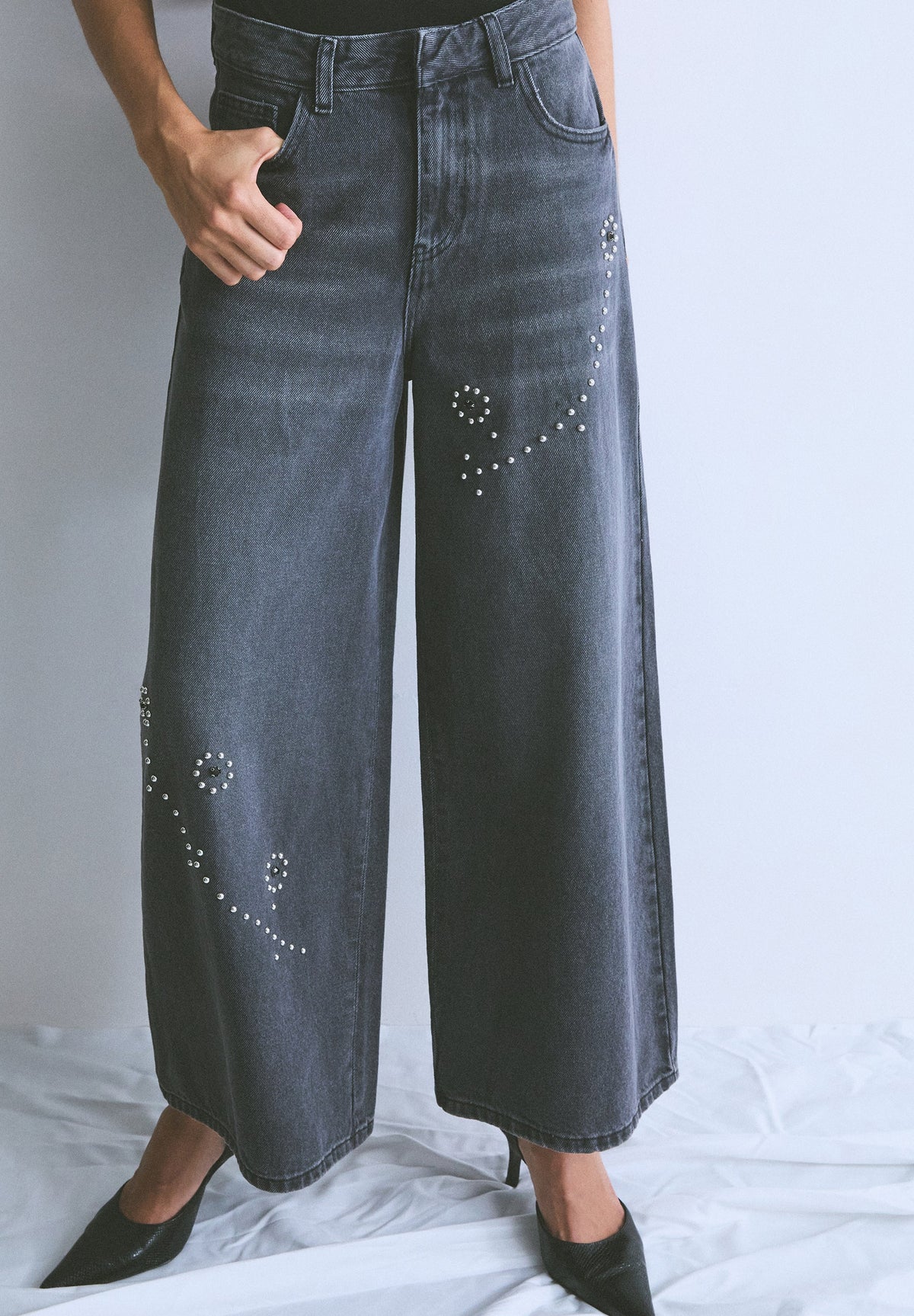 JEANS CULOTTES COM TACHAS