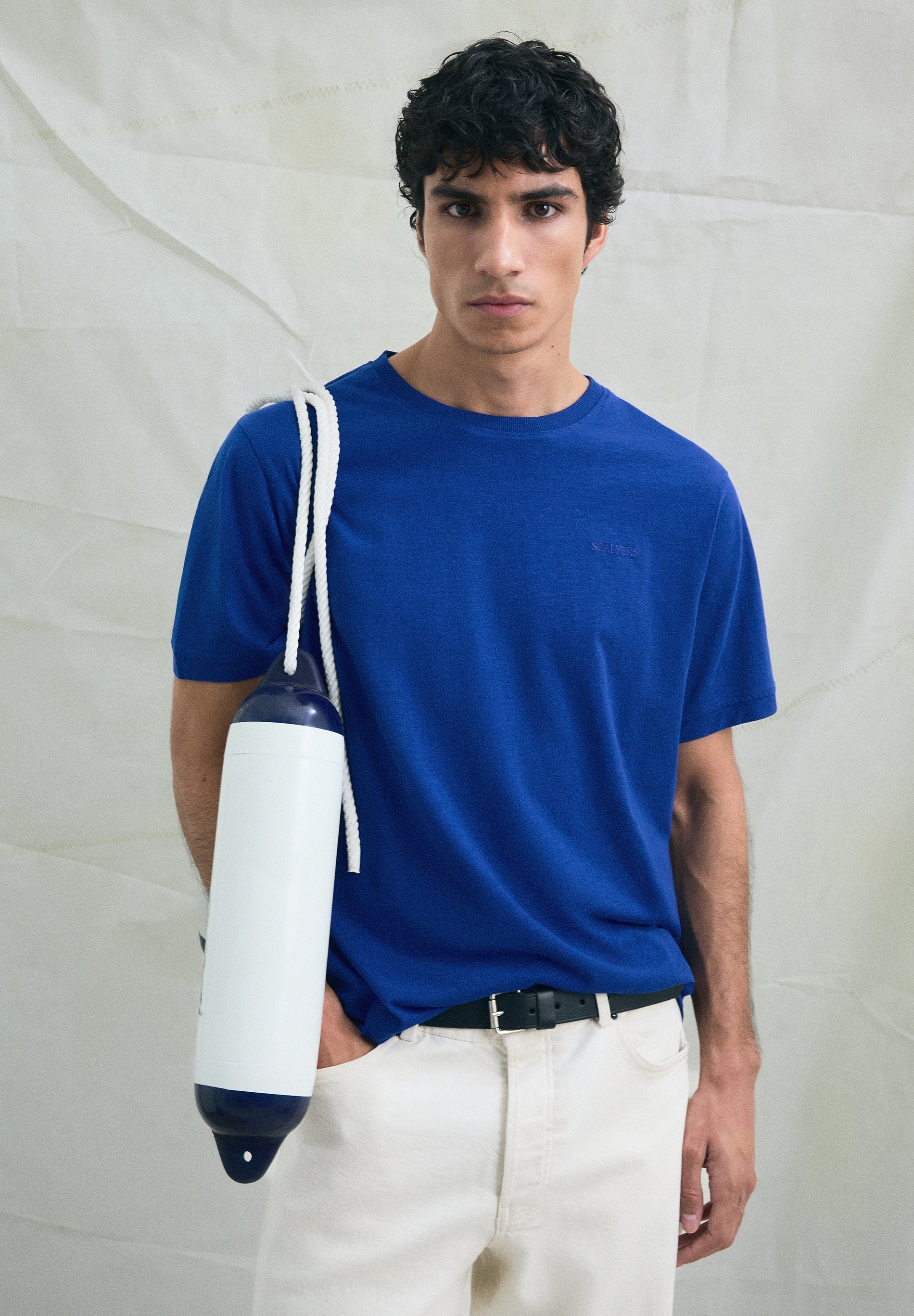 T-SHIRT BORDADA COM EFEITO DESBOTADO