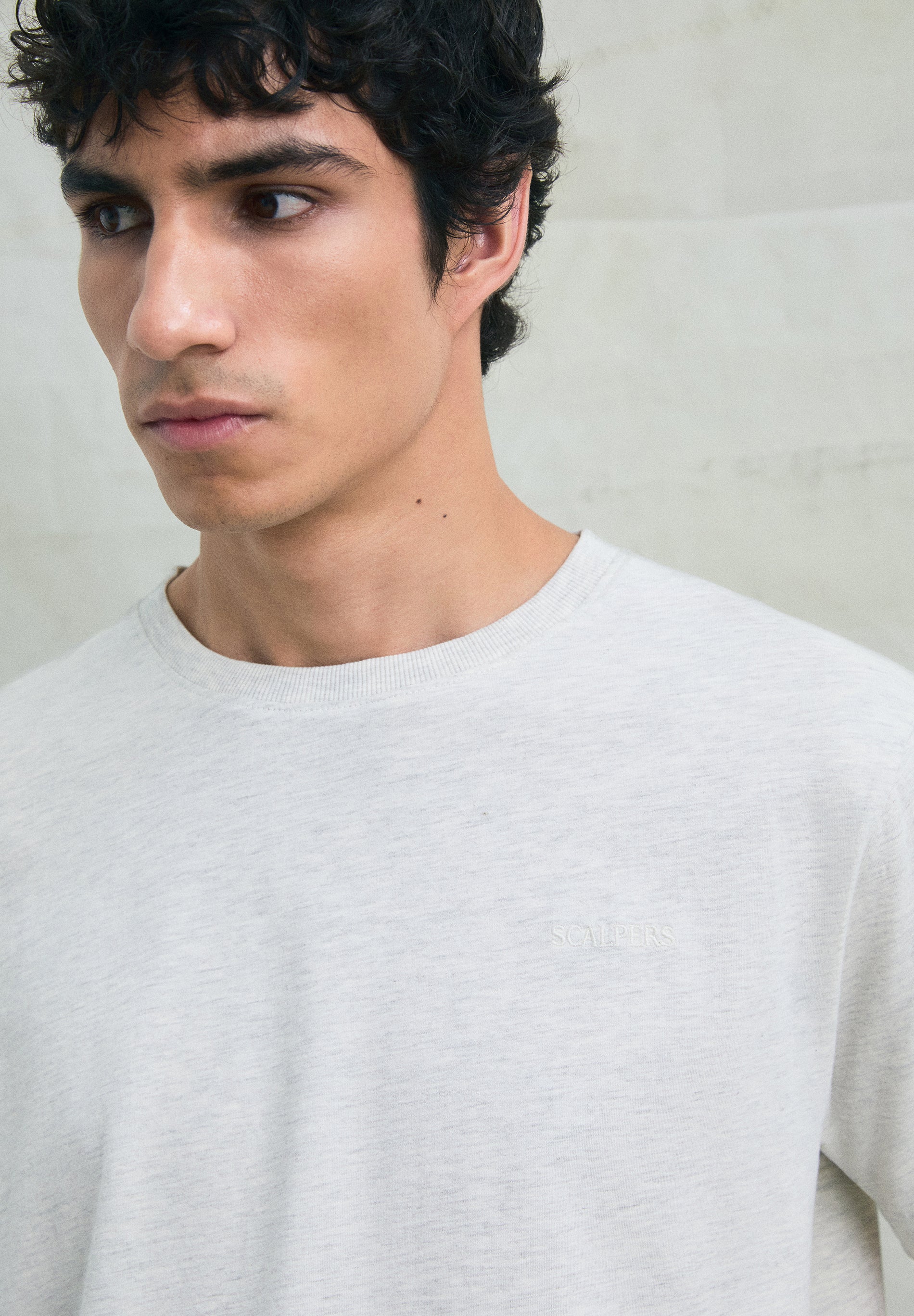 T-SHIRT BORDADA COM EFEITO DESBOTADO