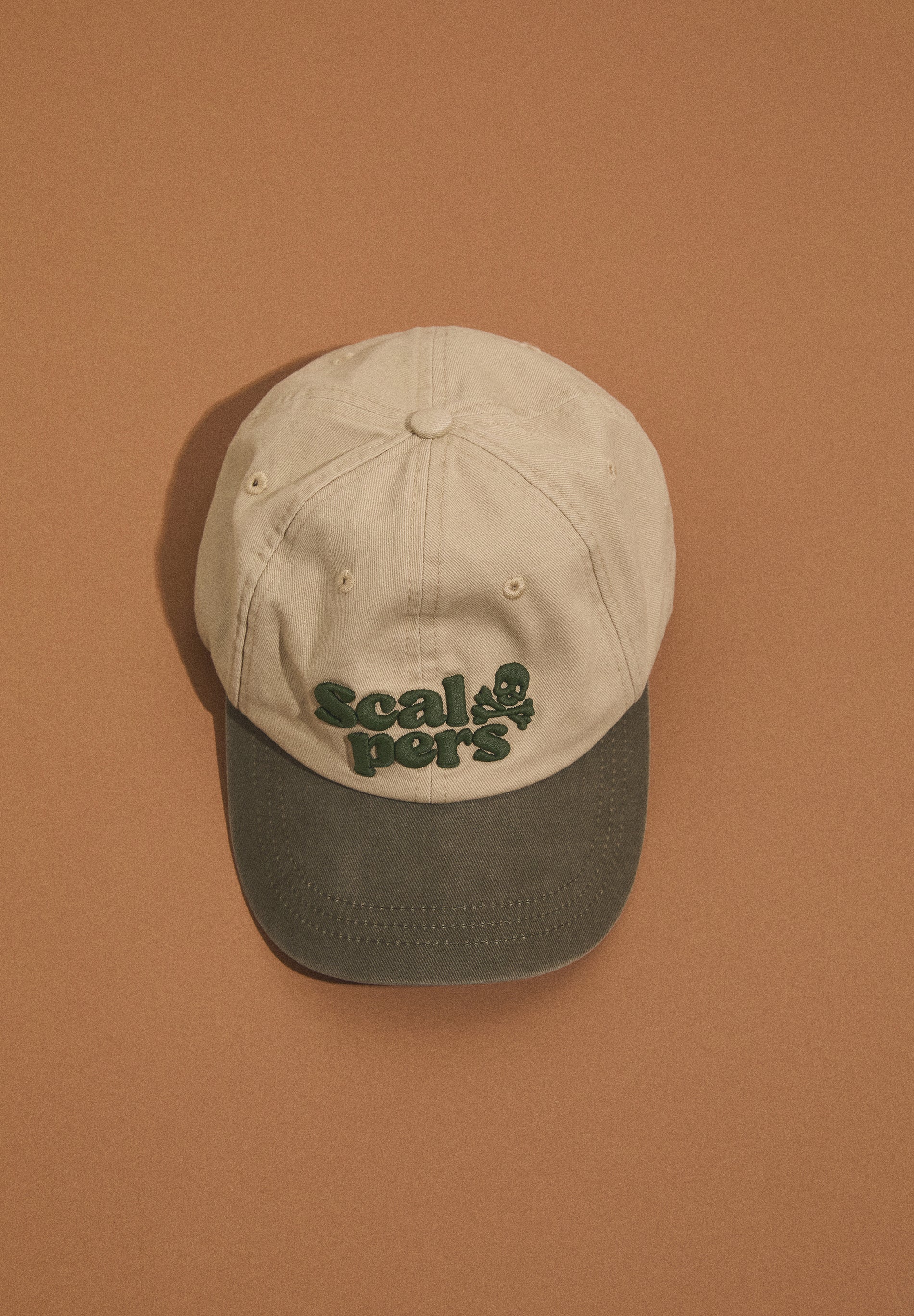 BONÉ BORDADO EM CONTRASTE