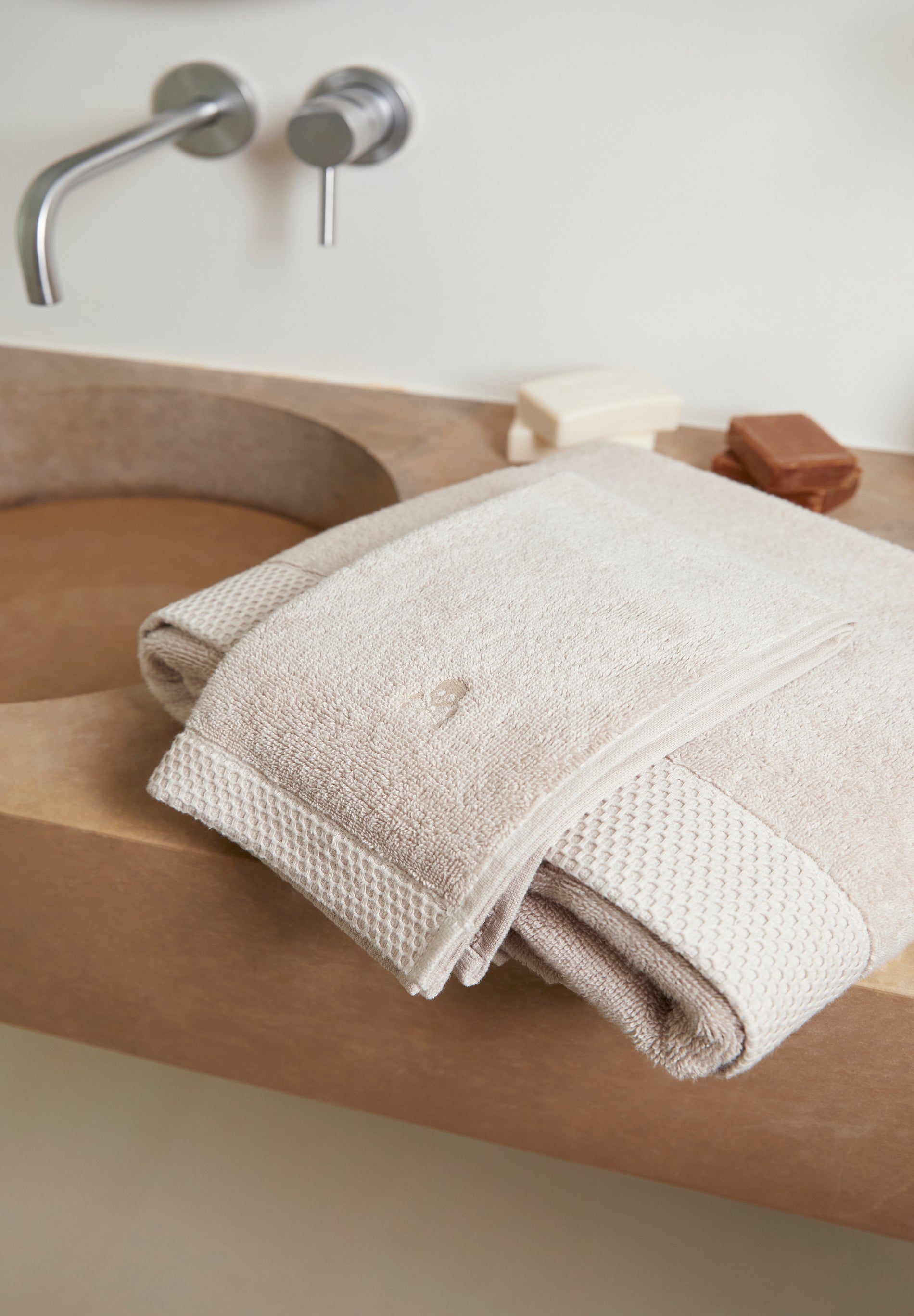 TOALHA DE TOUCADOR COM REBORDO