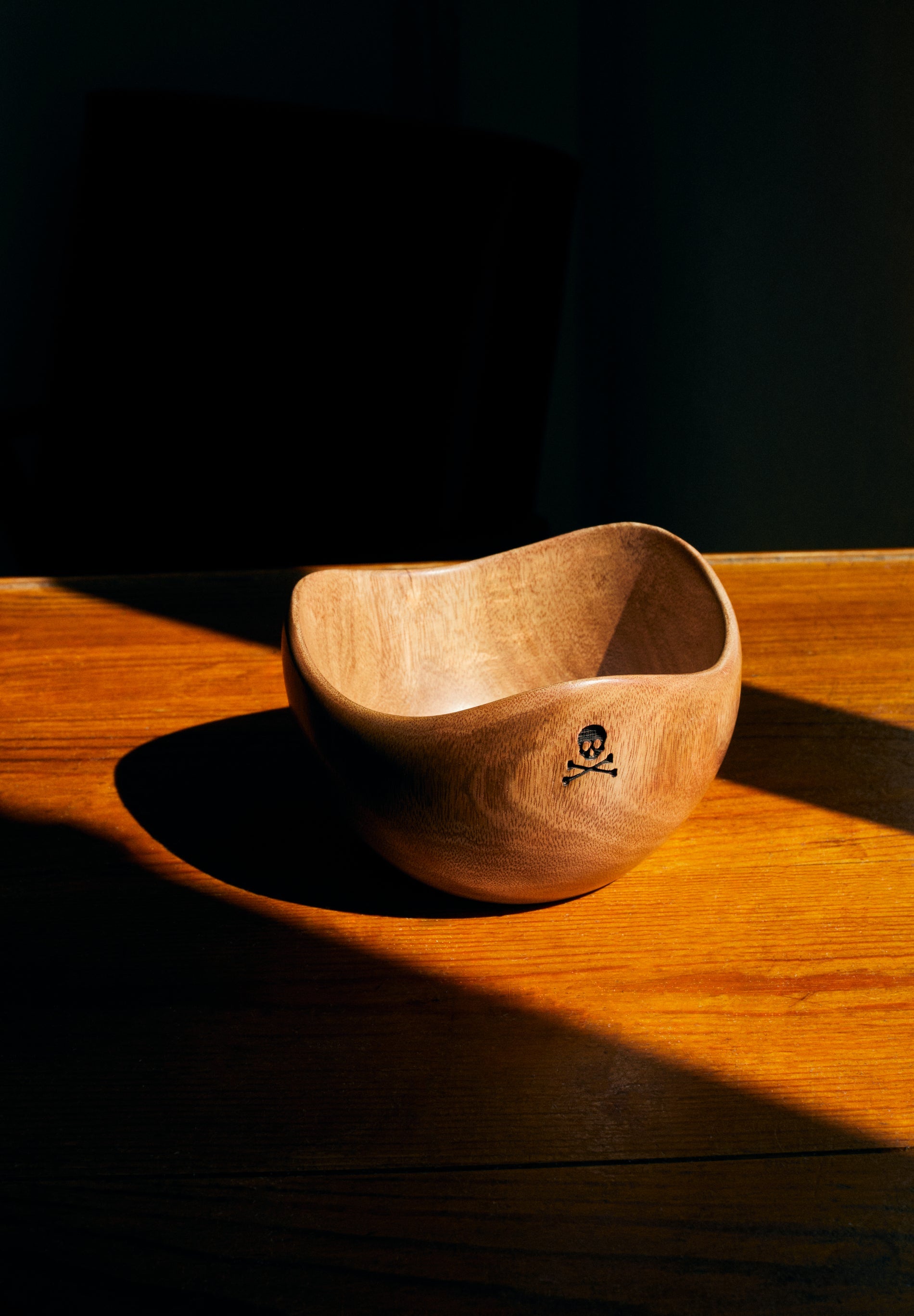 TIGELA DE MADEIRA COM SKULL