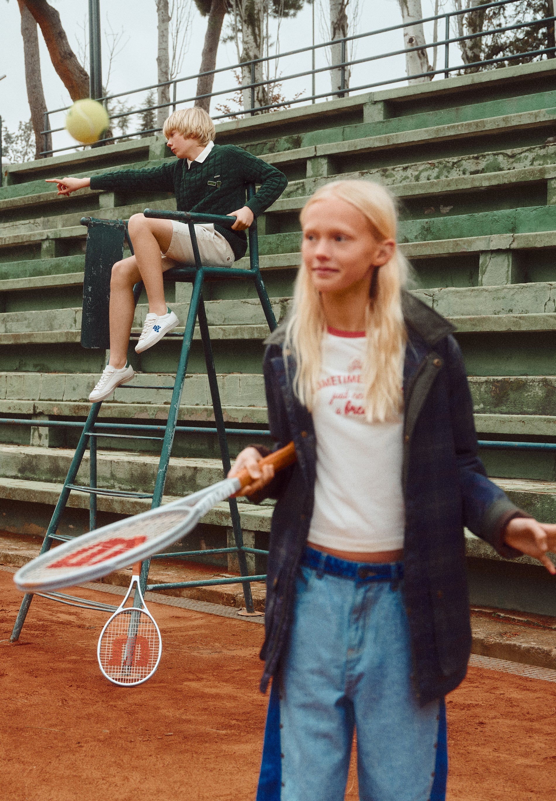T-SHIRT COM PADRÃO E GOLA EM CONTRASTE