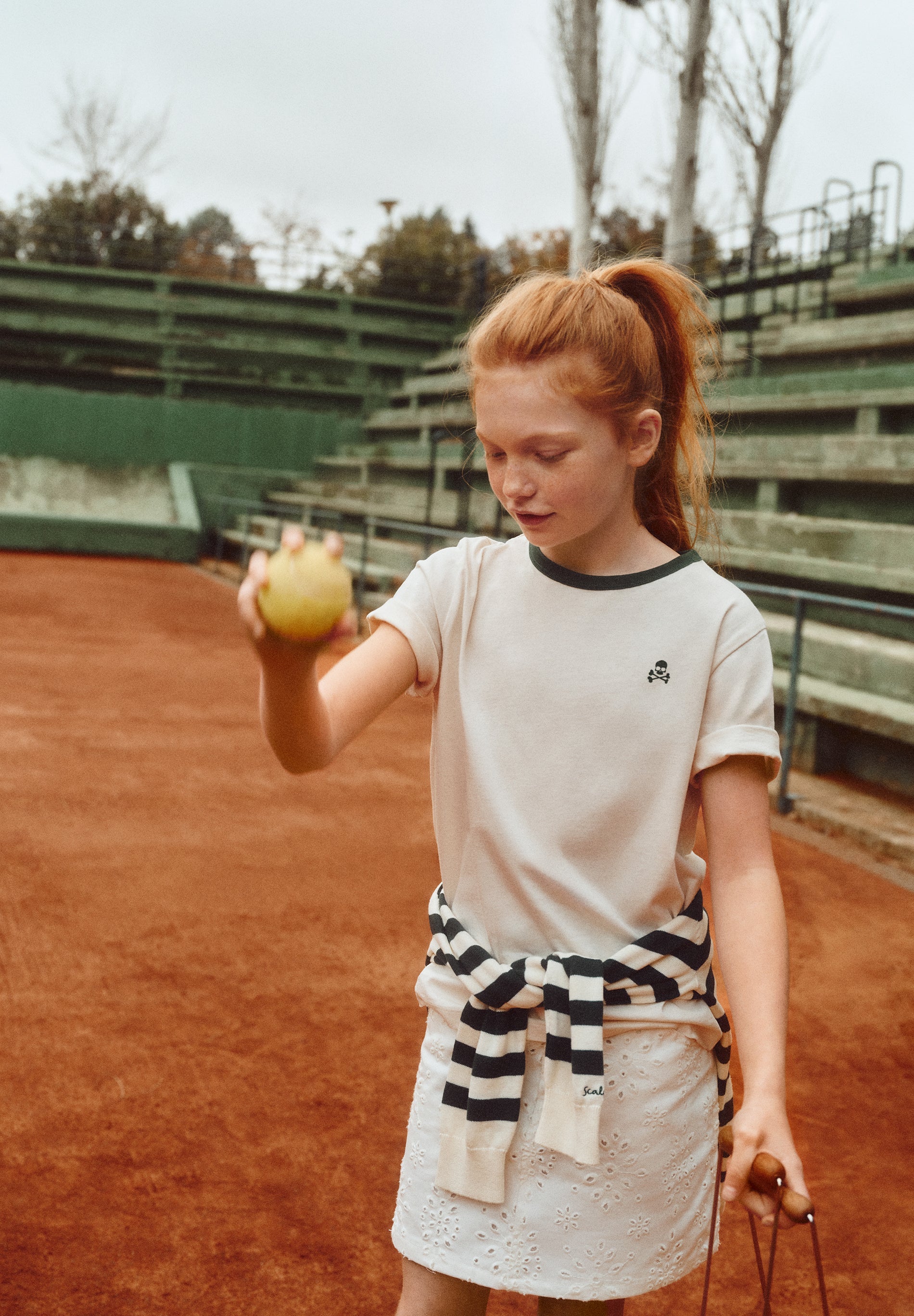 T-SHIRT COM GOLA EM CONTRASTE