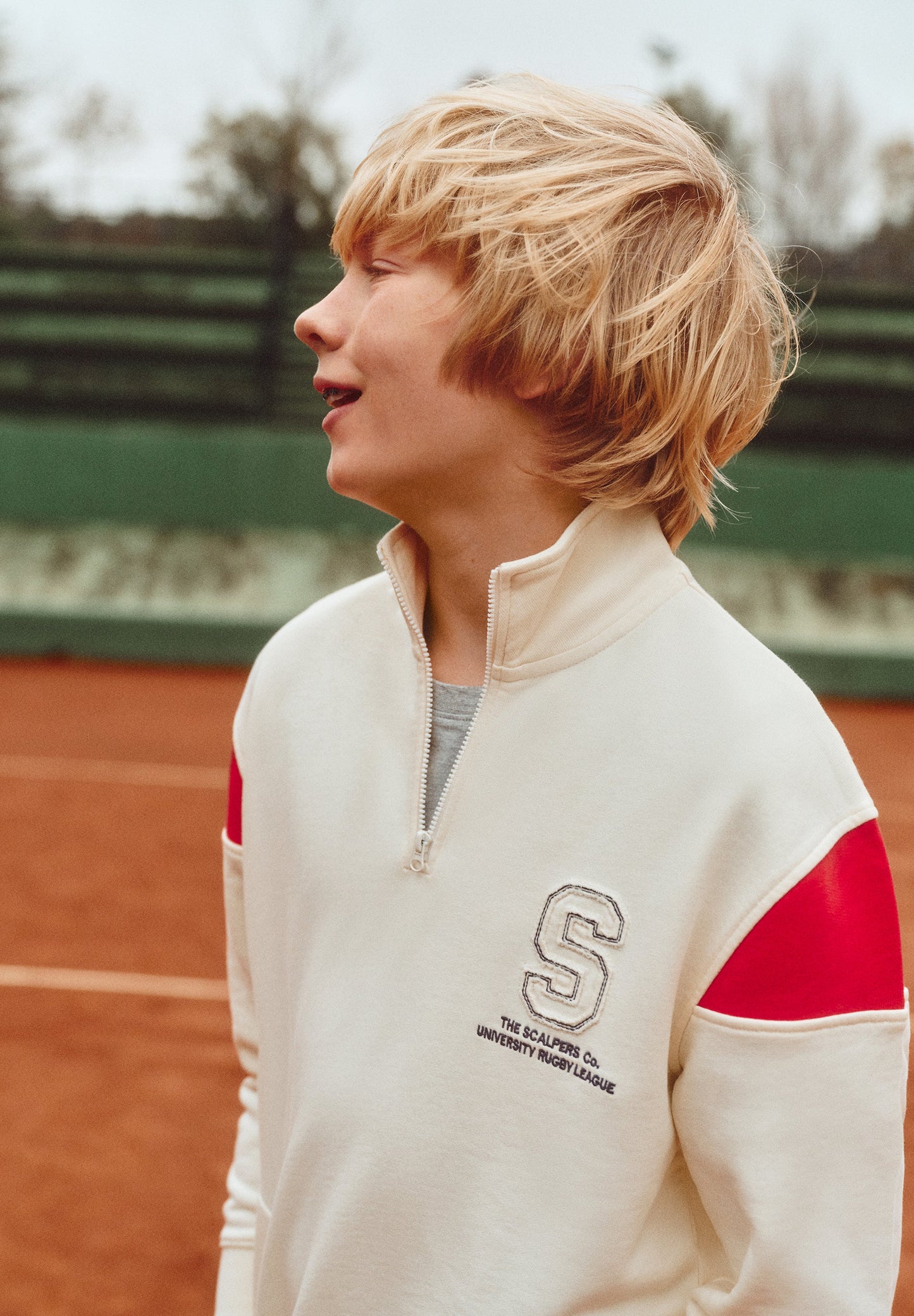 SWEATSHIRT COM GOLA ALTA E FECHO DE CORRER