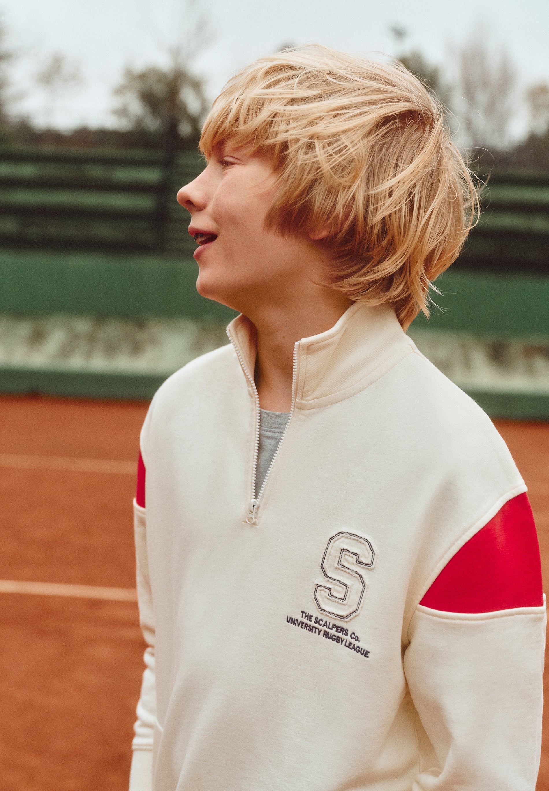 SWEATSHIRT COM GOLA ALTA E FECHO DE CORRER