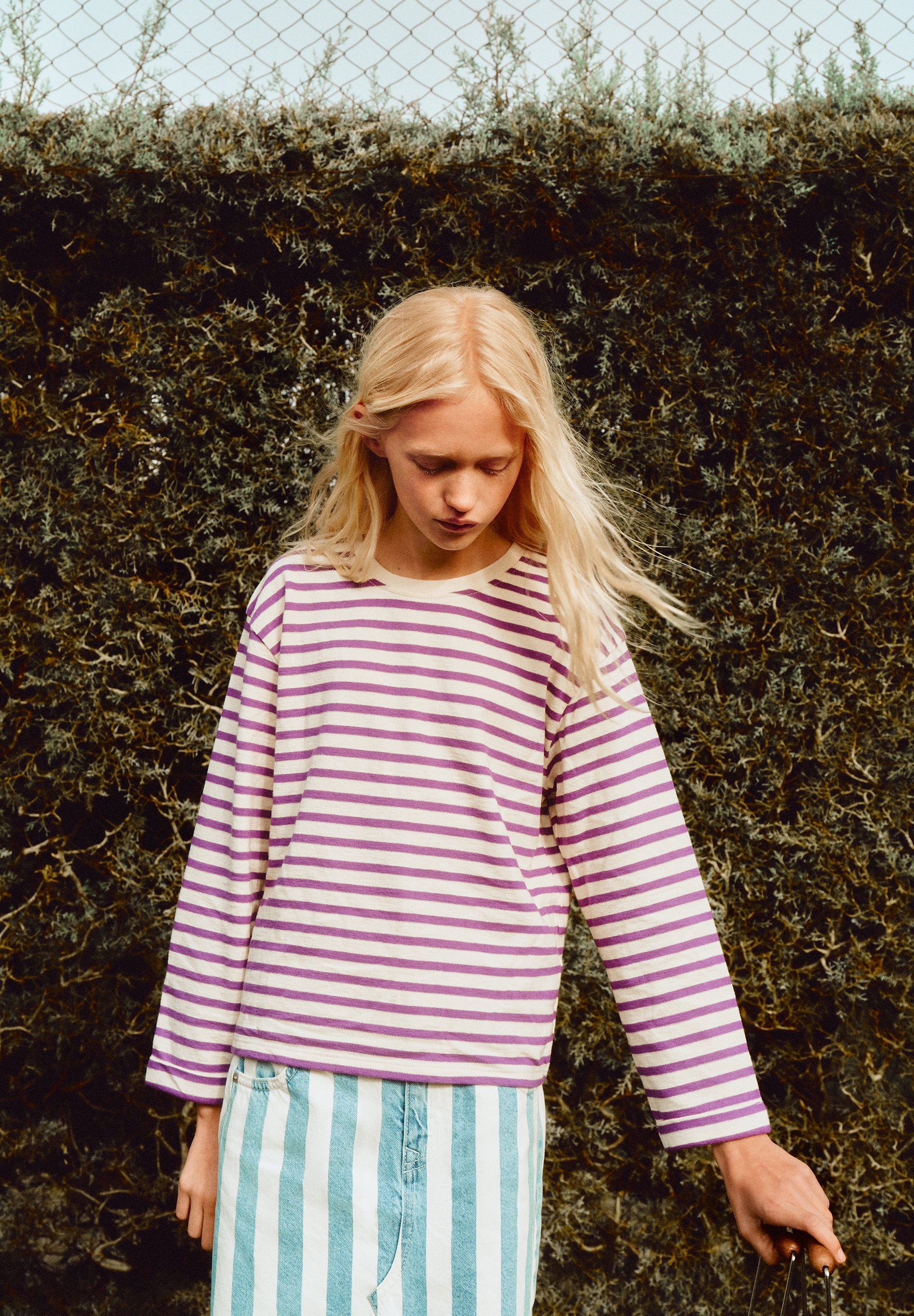 T-SHIRT ÀS RISCAS COM SKULL