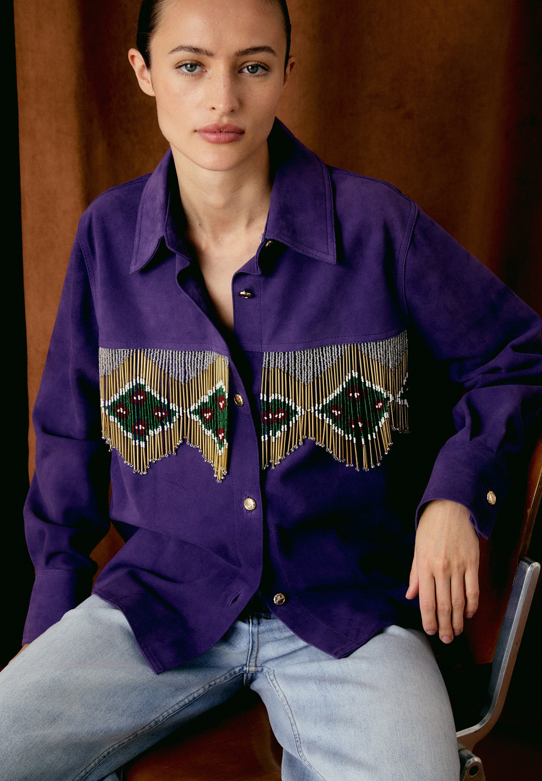 CAMISA DE CAMURÇA COM FRANJAS E CONTAS