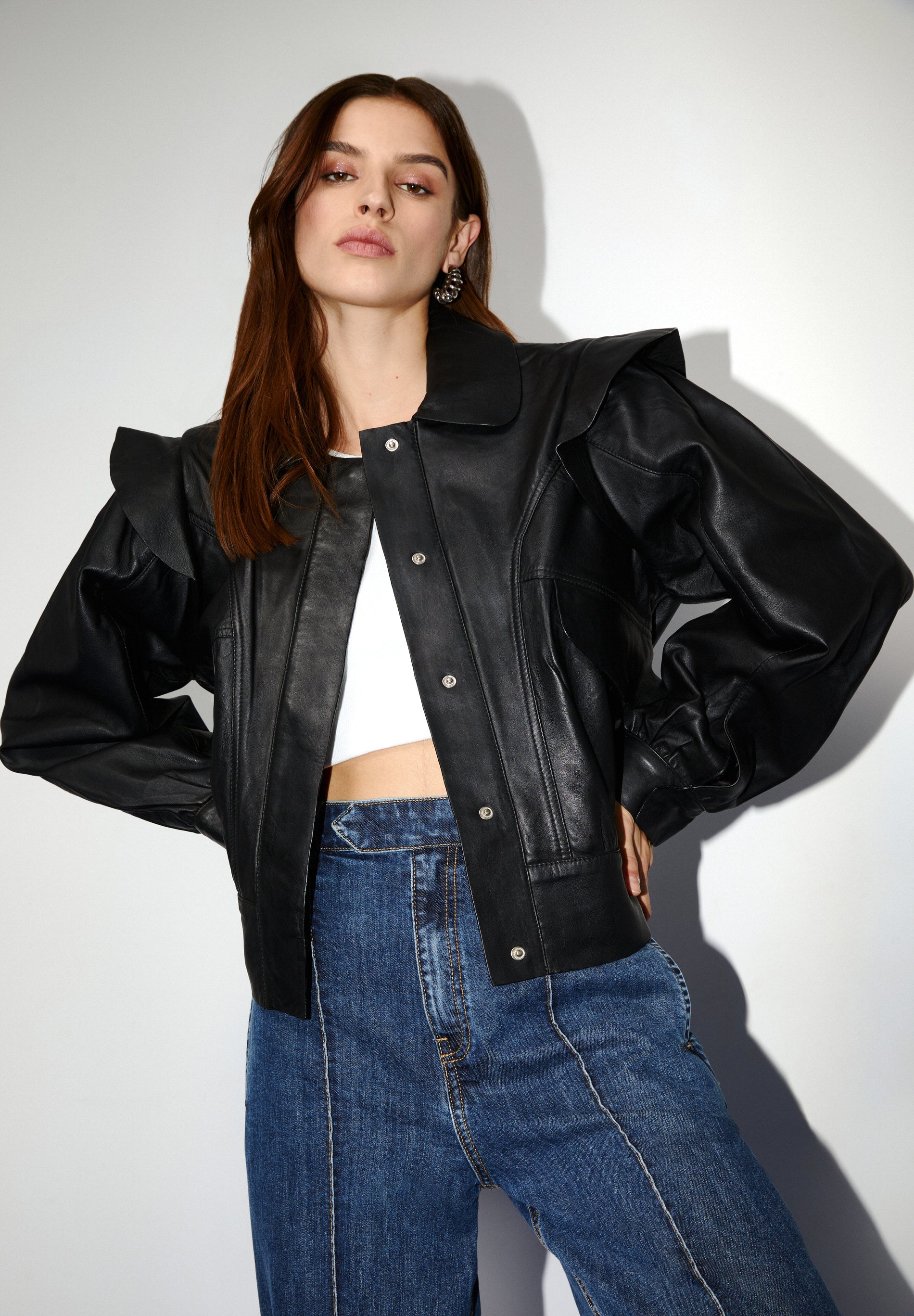 CARDIGAN EM PELE COM FOLHO NO OMBRO