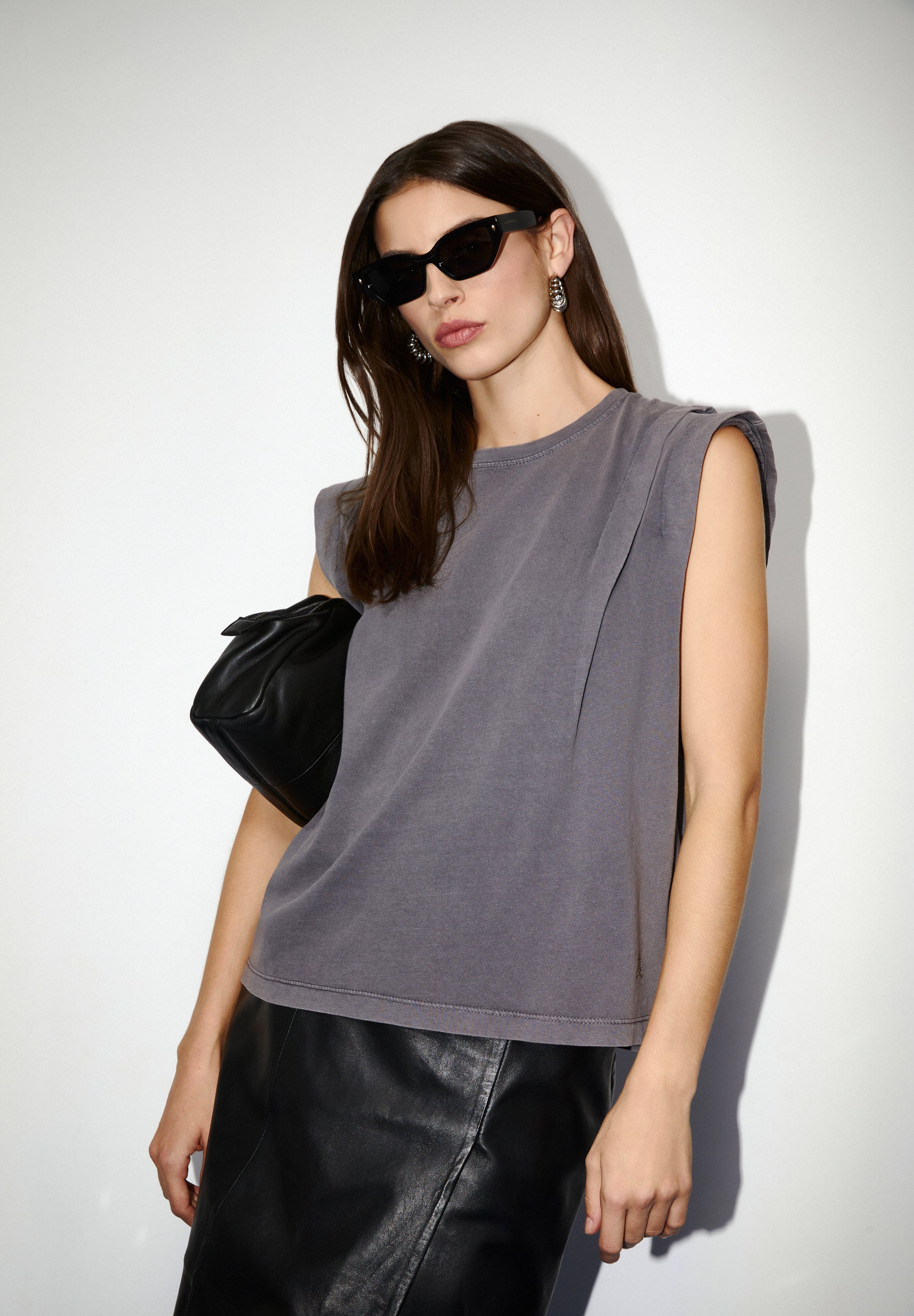 T-SHIRT COM PORMENOR DE PREGA
