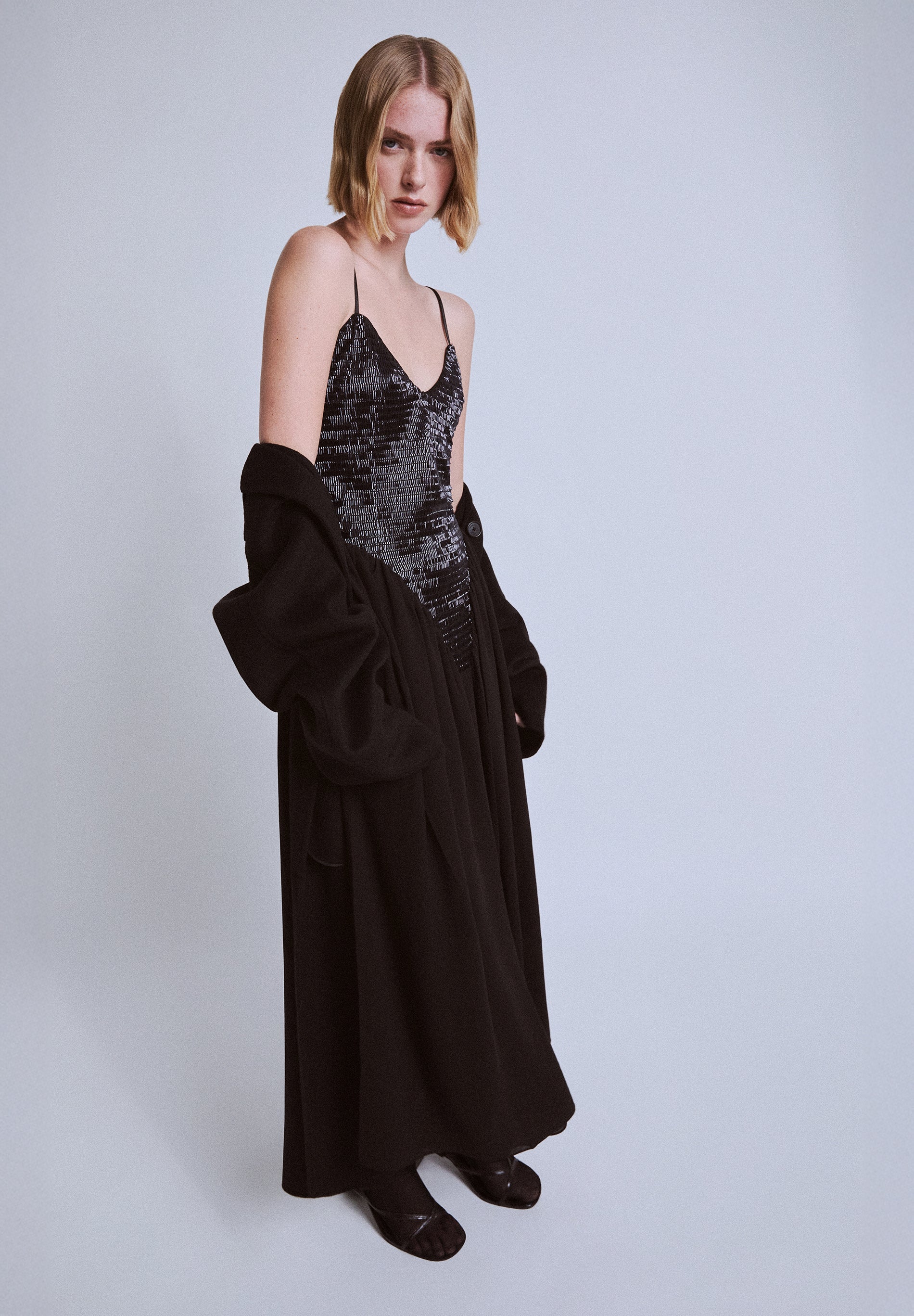 VESTIDO COM CORPETE DE LANTEJOULAS